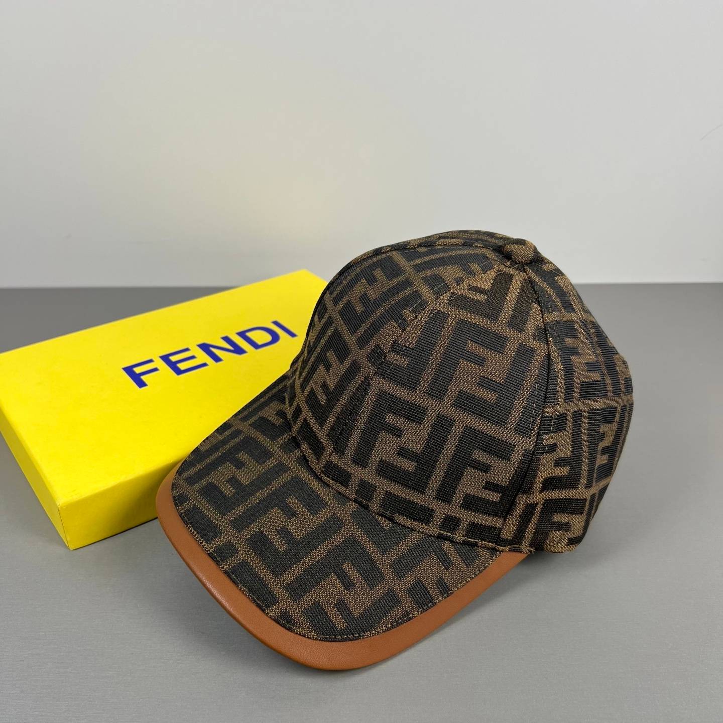 FENDI フェンディ キャップ ベースボールキャップ フェンディロゴ刺繍 ローキャップ コットン アジャスター付き メンズ レディース ユニセックス - 画像 4