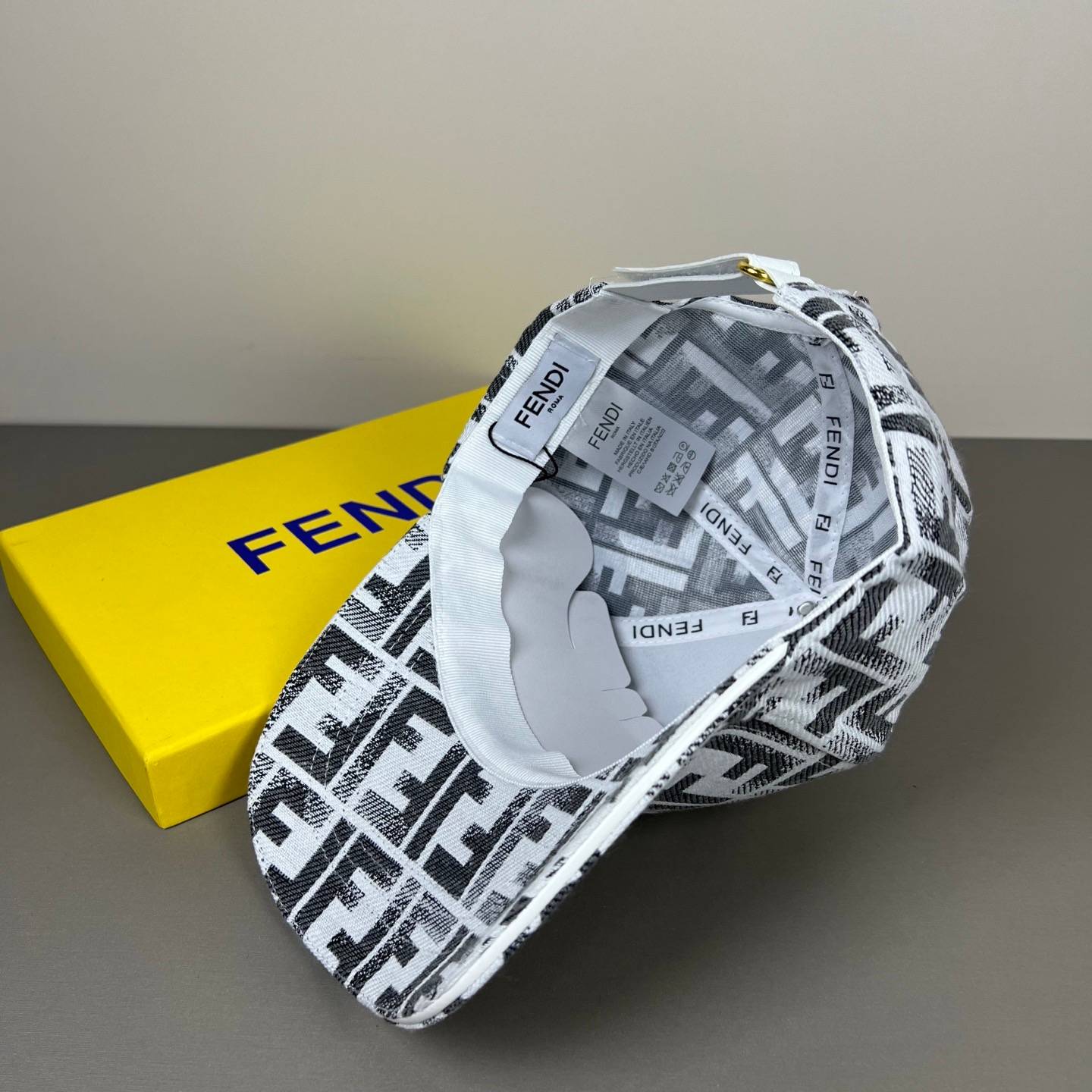 FENDI フェンディ キャップ ベースボールキャップ フェンディロゴ刺繍 ローキャップ コットン アジャスター付き メンズ レディース ユニセックス - 画像 18