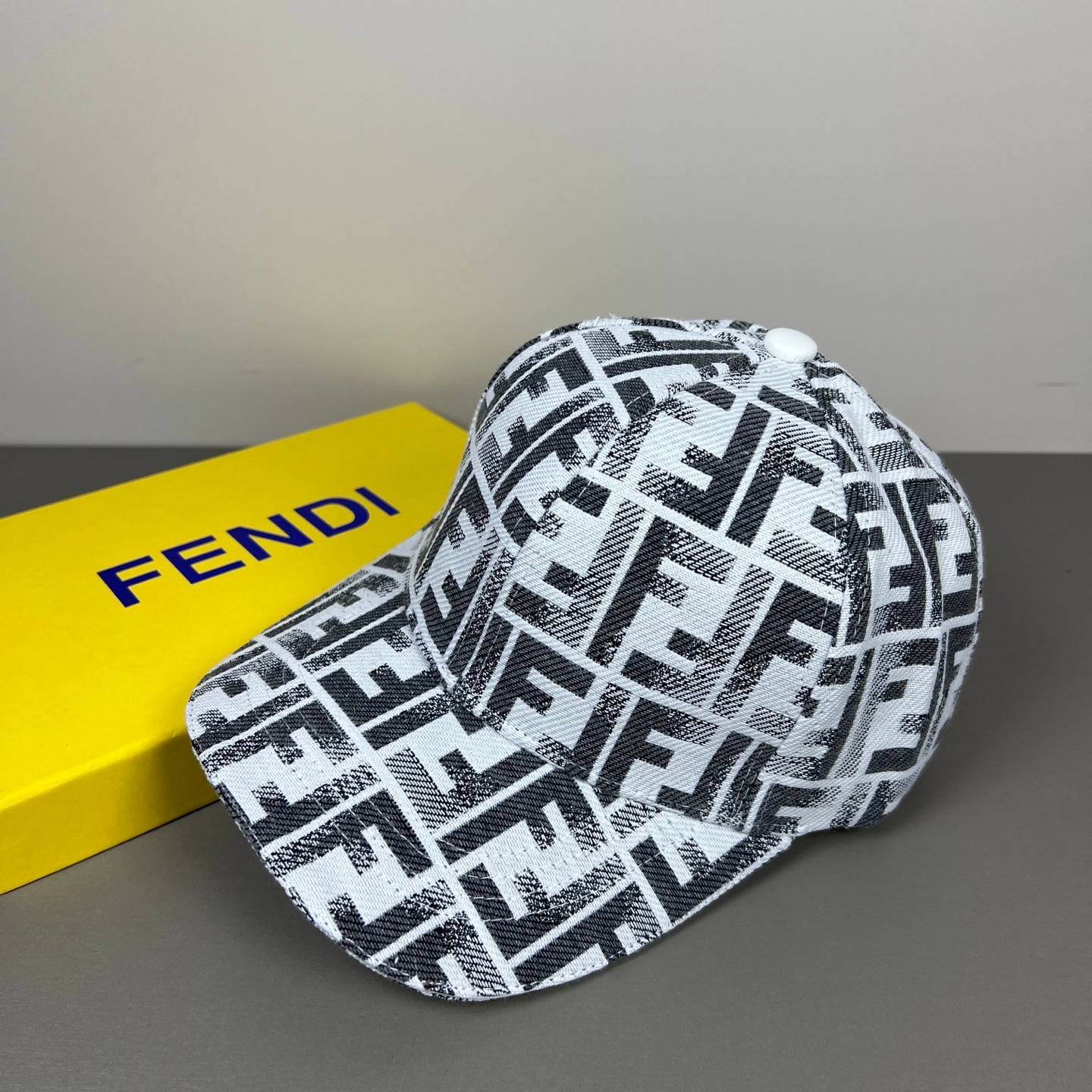 FENDI フェンディ キャップ ベースボールキャップ フェンディロゴ刺繍 ローキャップ コットン アジャスター付き メンズ レディース ユニセックス - 画像 19