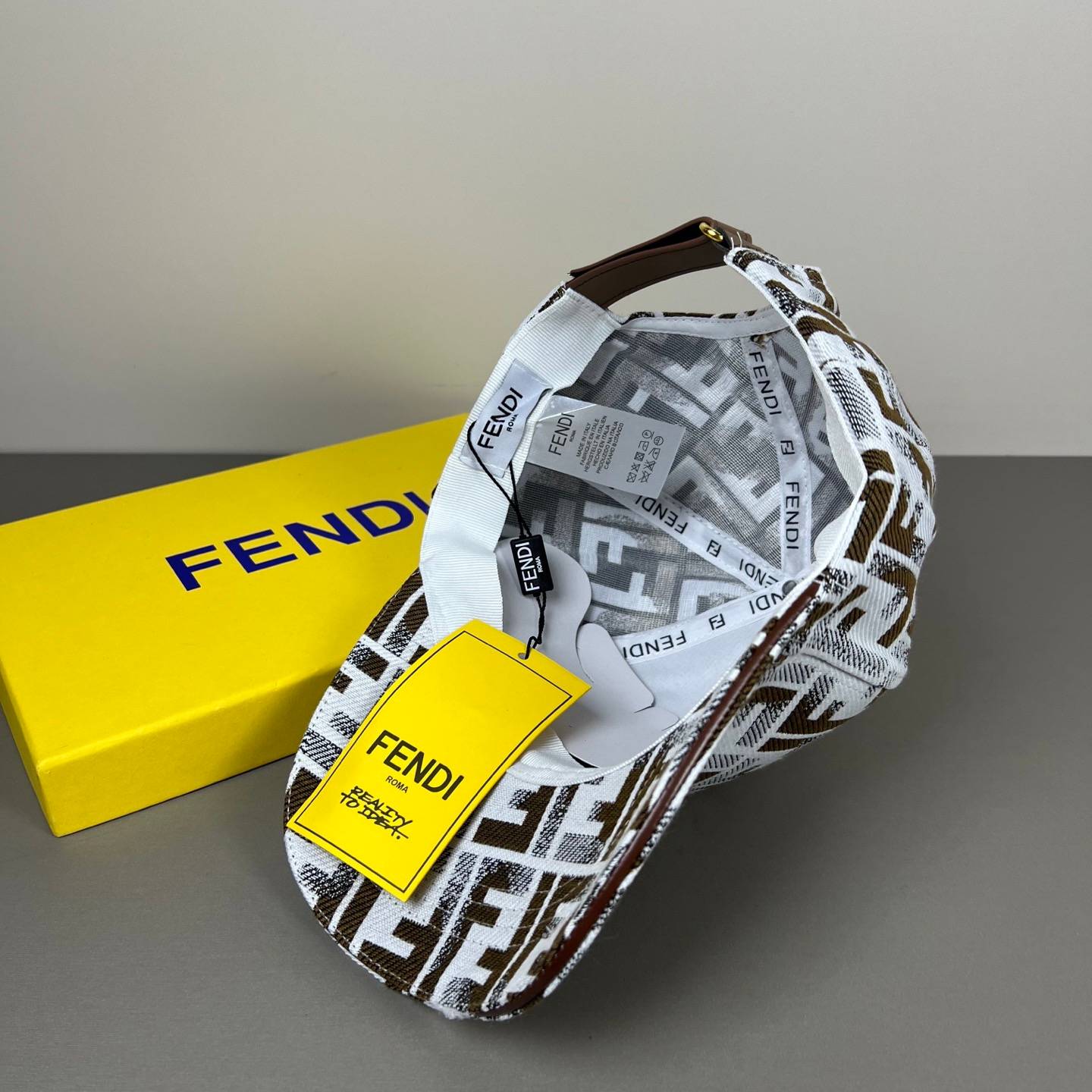 FENDI フェンディ キャップ ベースボールキャップ フェンディロゴ刺繍 ローキャップ コットン アジャスター付き メンズ レディース ユニセックス - 画像 20