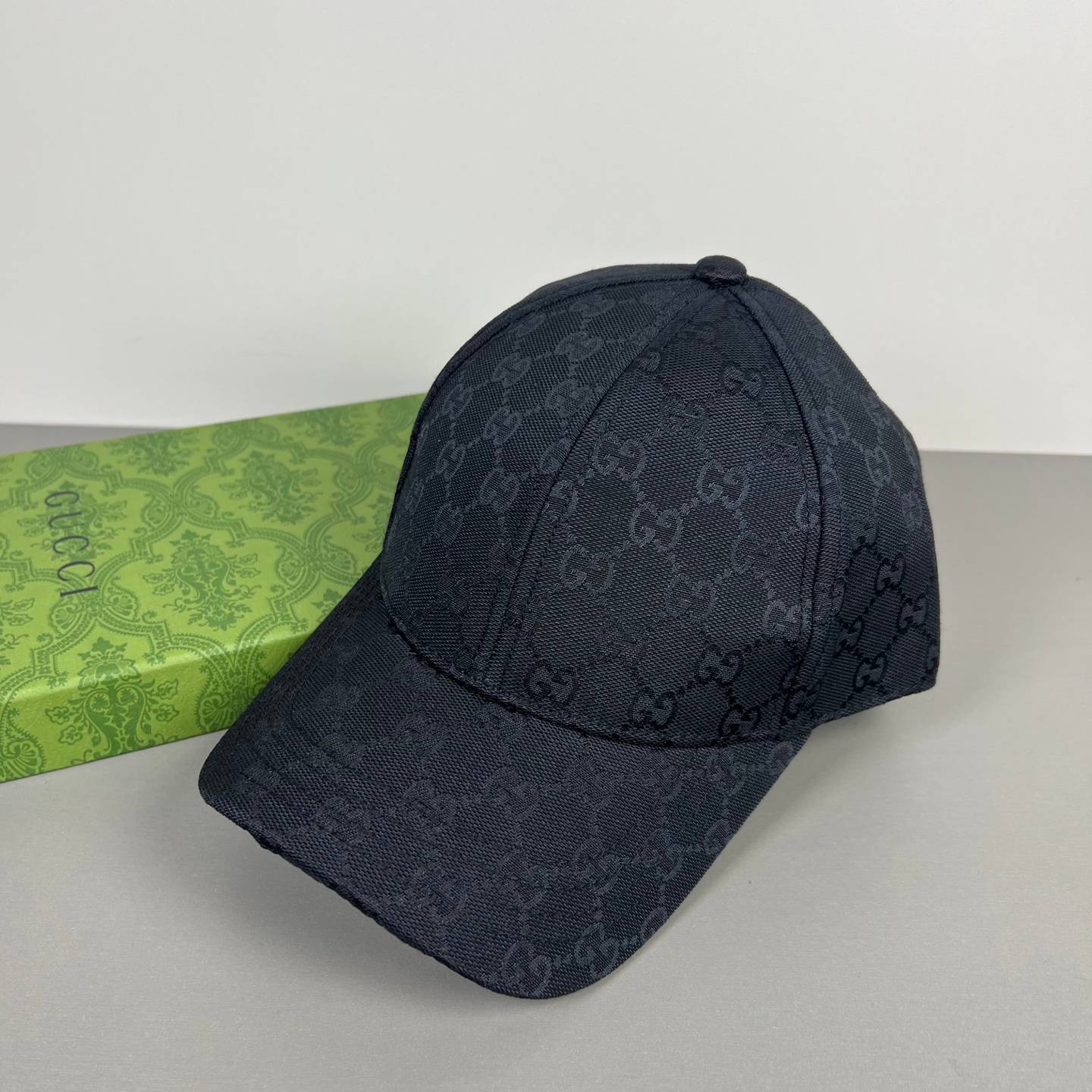 GUCCI グッチ ベースボールキャップ ロゴ刺繍 ローキャップ コットン ストリート 古着風 ユニセックス ブラック ホワイト - 画像 2