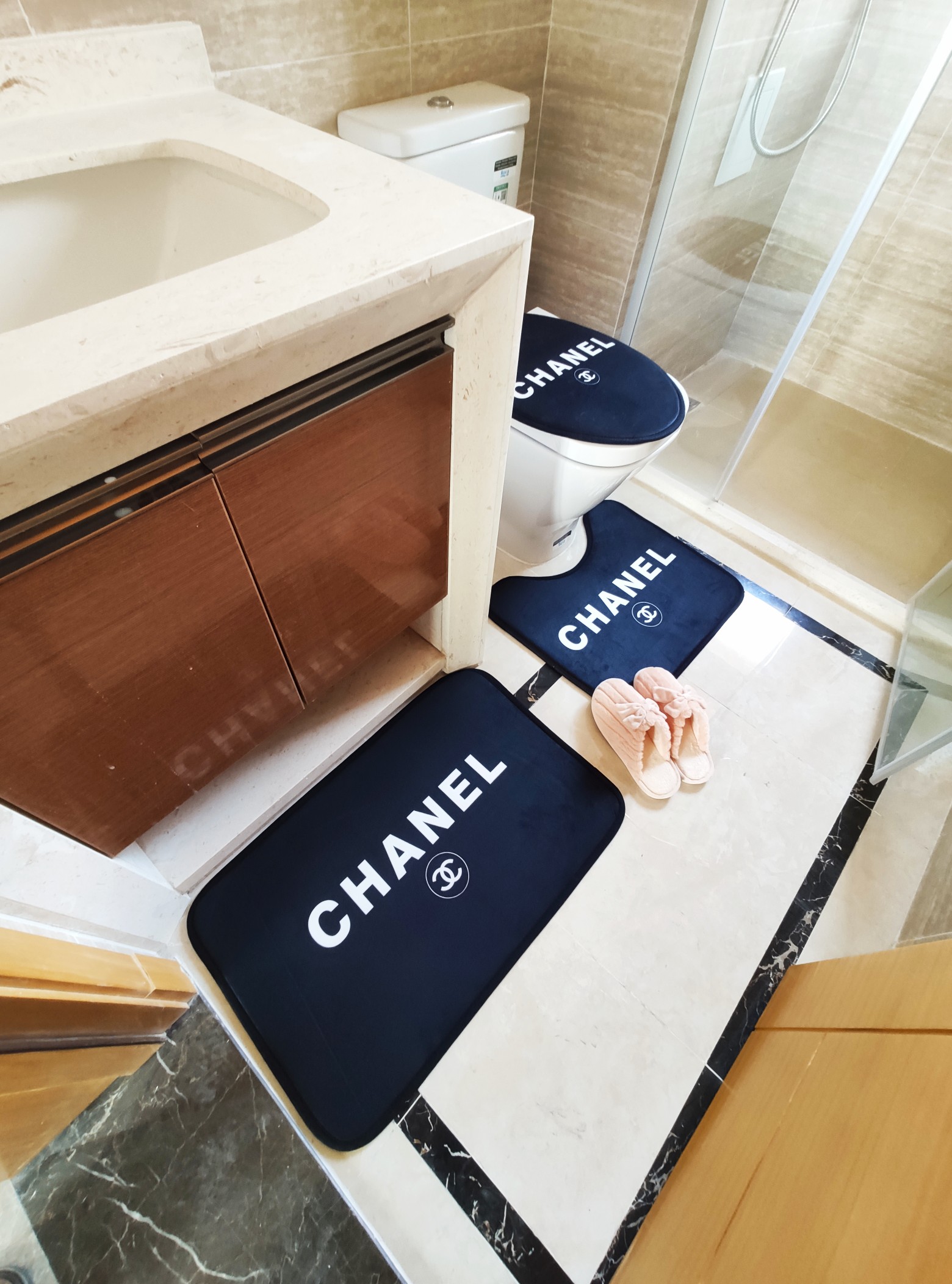 CHANELトイレマットセット　3点セット　シャネルフタカバーセット洗える　便座カバー/足元マット　選べる3種