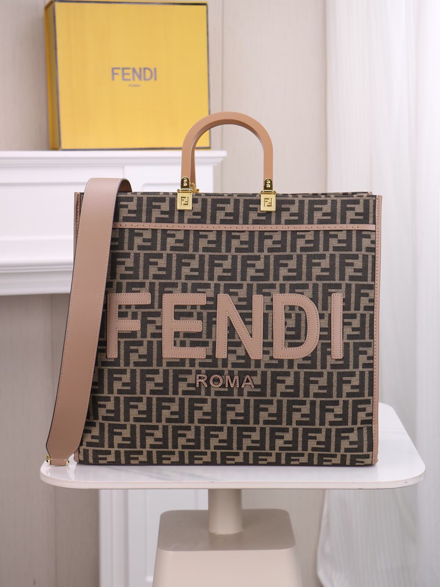 FENDI デニムトートバッグ 茶色ハンドル  トートバッグ　レディース　メンズ　ショルダーバッグ🎩