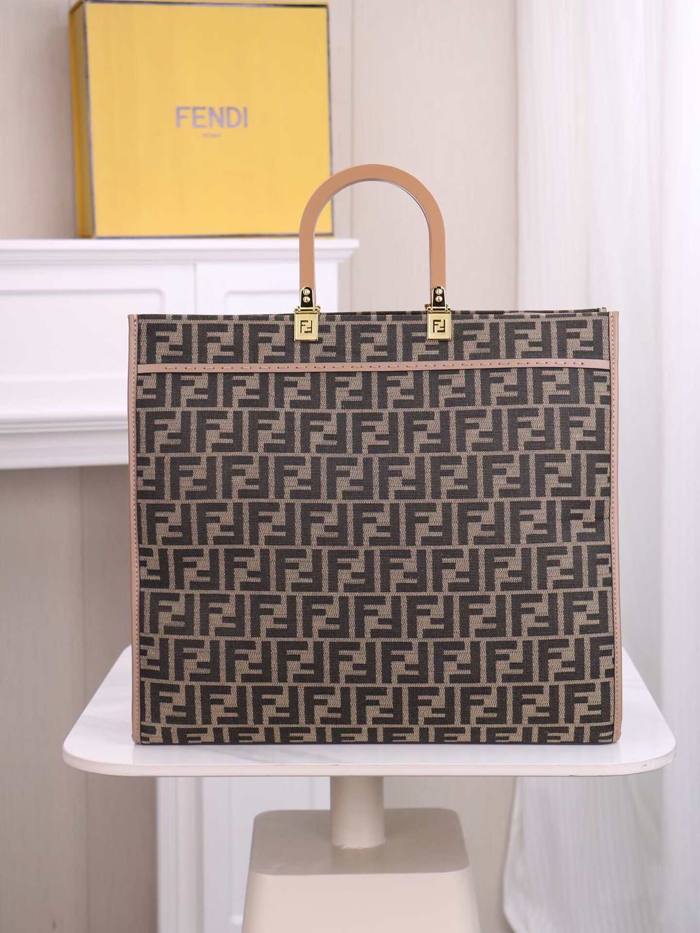 FENDI デニムトートバッグ 茶色ハンドル  トートバッグ　レディース　メンズ　ショルダーバッグ🎩 - 画像 2