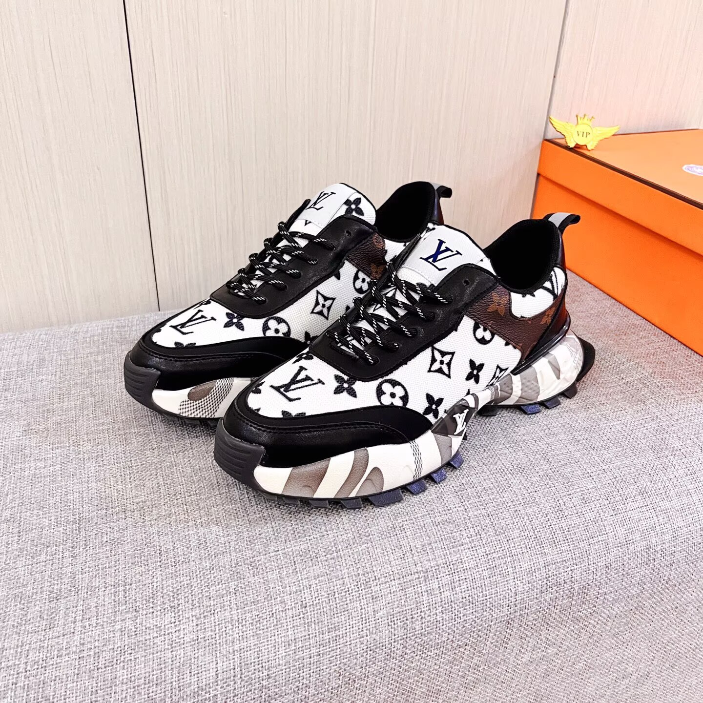 Louis Vuittonスニーカー　ルイヴィトン　スニーカー　運動靴/トレーニングシューズ　LV人気メンズ靴黒/白 - 画像 2