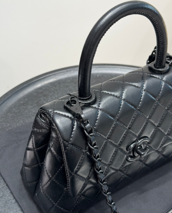 CHANEL マトラッセ ミニハンドバッグ 黒 1色 🖤 - 画像 2