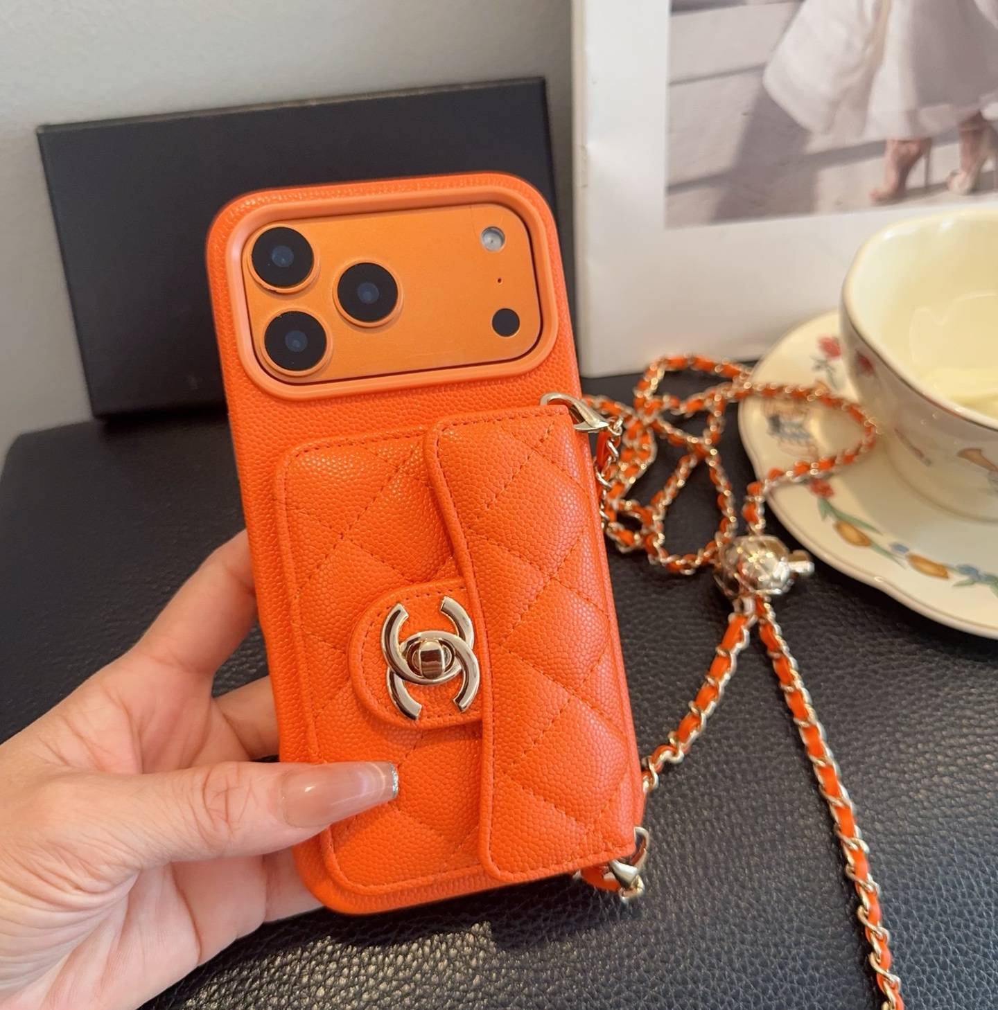 CHANEL シャネル フォンケース チェーン付き ファンシーファッション オレンジ - 画像 3