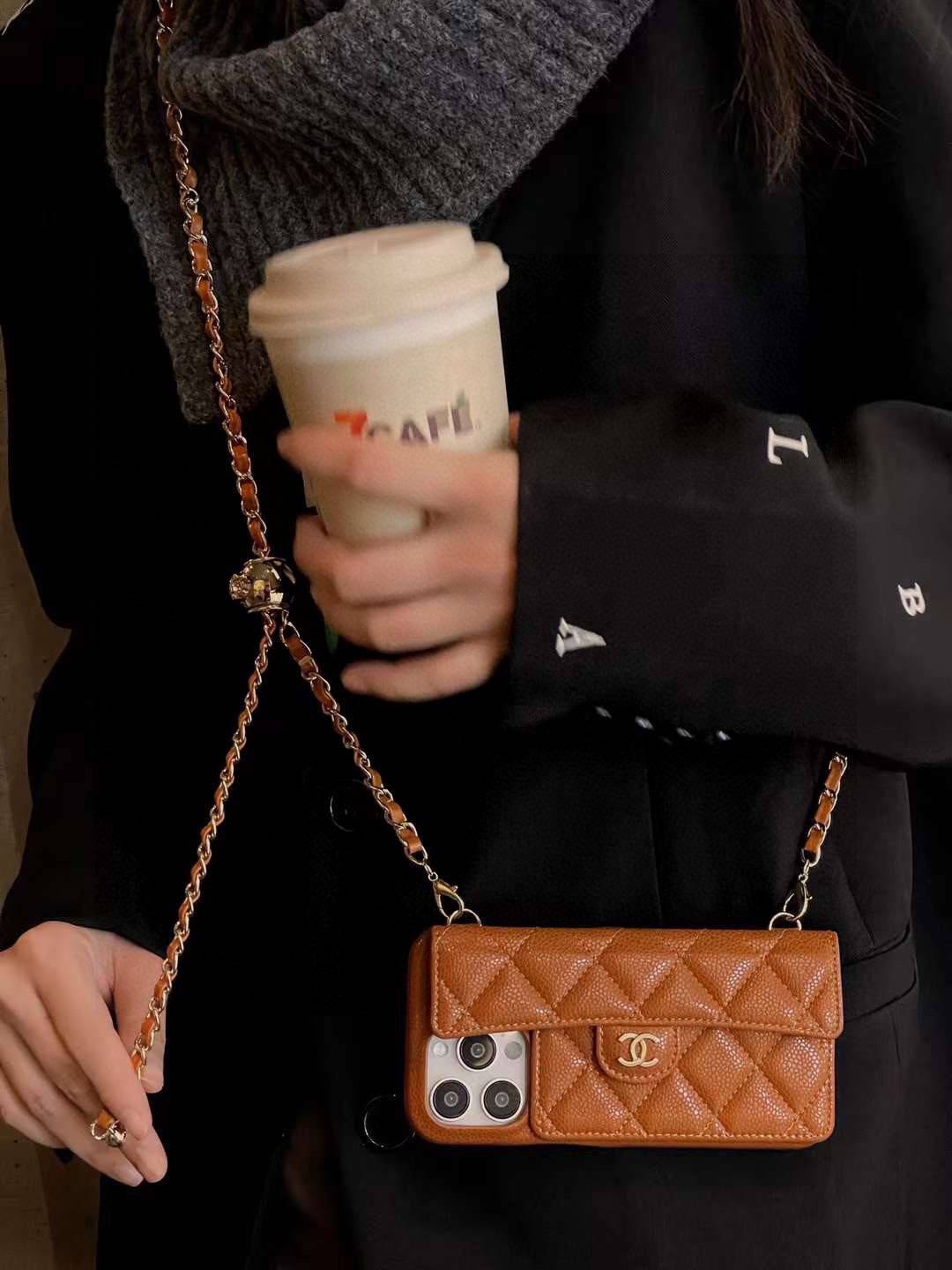 CHANEL シャネル スマホケース ココマーク キャビアスキン調 クッション付き 折りたたみ式 ホワイト ブラック - 画像 1