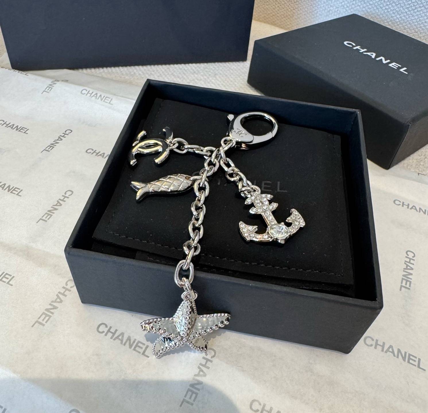 CHANEL シャネル キーホルダー ロゴTシャツ ココマーク フェイクスリーブ シルバー ブラック