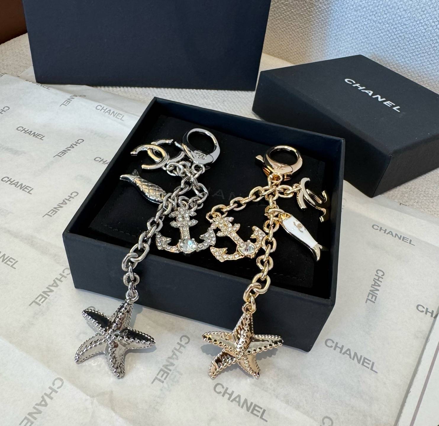 CHANEL シャネル キーホルダー ロゴTシャツ ココマーク フェイクスリーブ シルバー ブラック - 画像 2