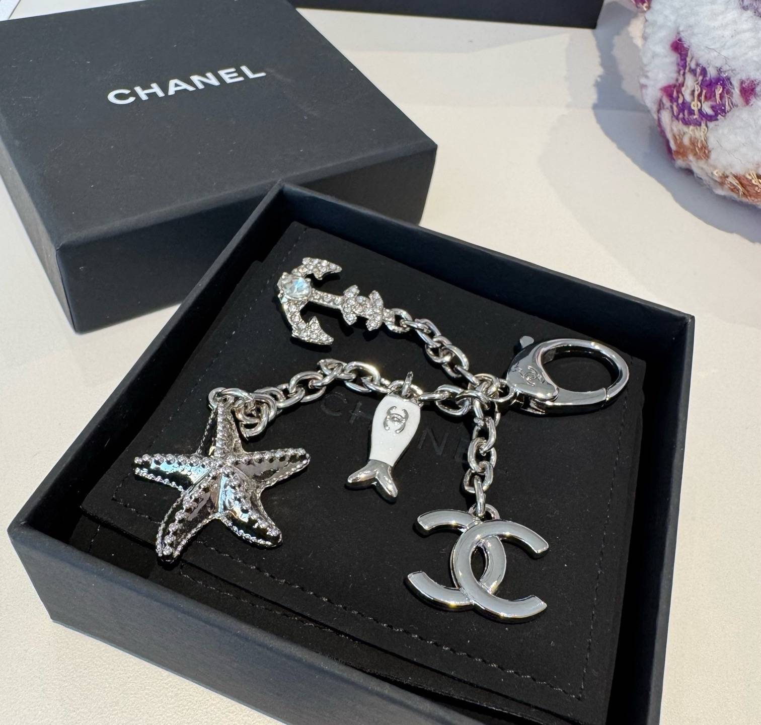 CHANEL シャネル キーホルダー ロゴTシャツ ココマーク フェイクスリーブ シルバー ブラック - 画像 3