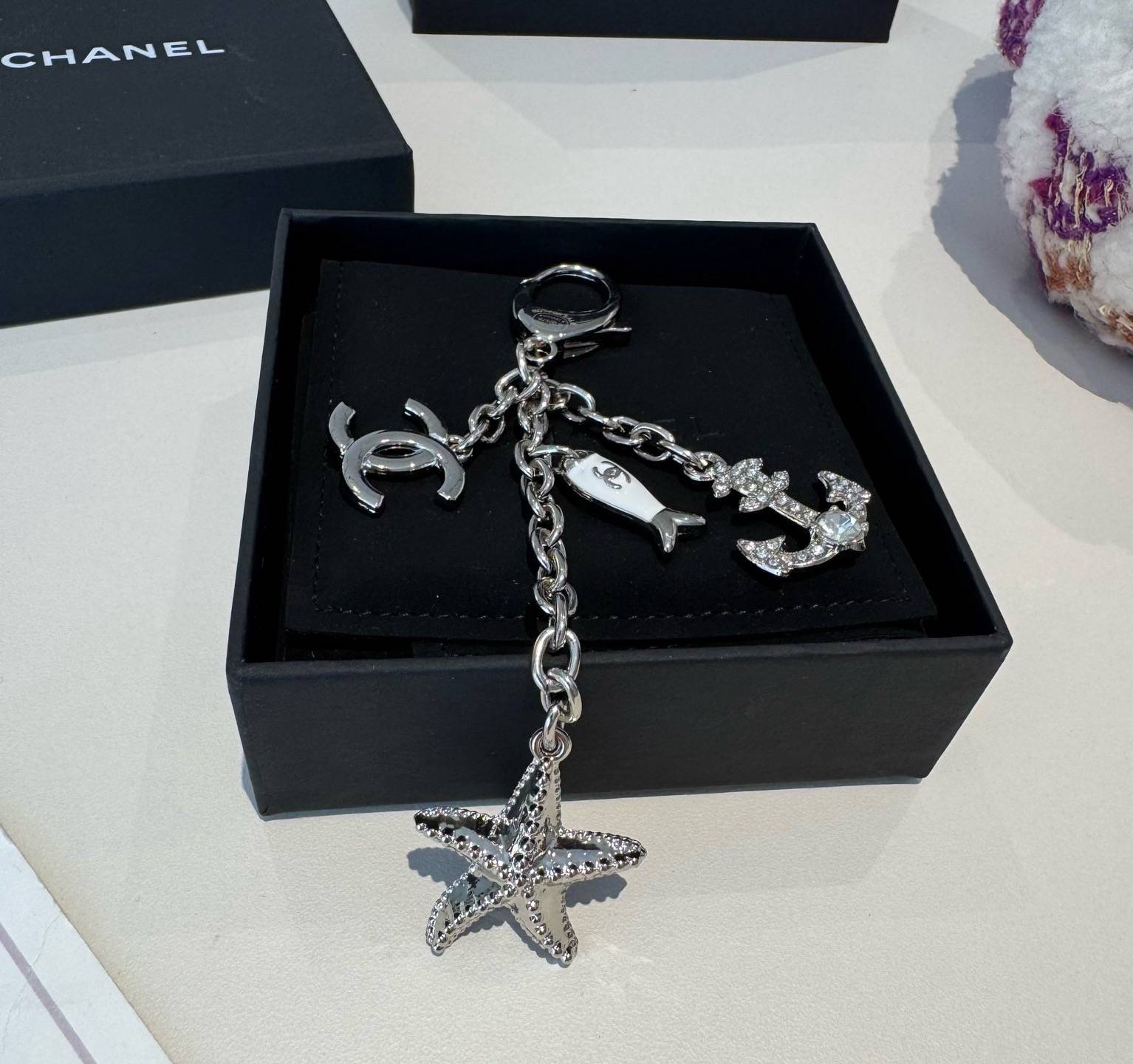 CHANEL シャネル キーホルダー ロゴTシャツ ココマーク フェイクスリーブ シルバー ブラック - 画像 5