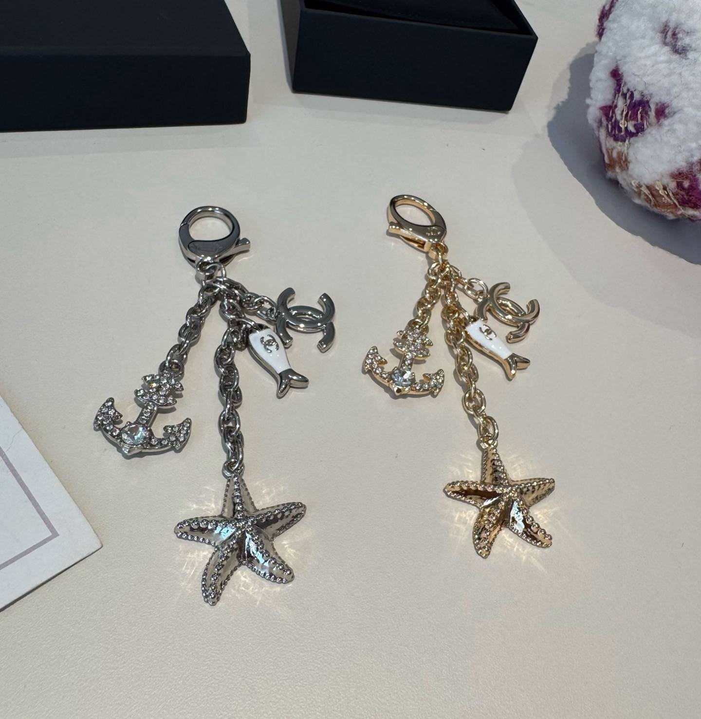 CHANEL シャネル キーホルダー ロゴTシャツ ココマーク フェイクスリーブ シルバー ブラック - 画像 6