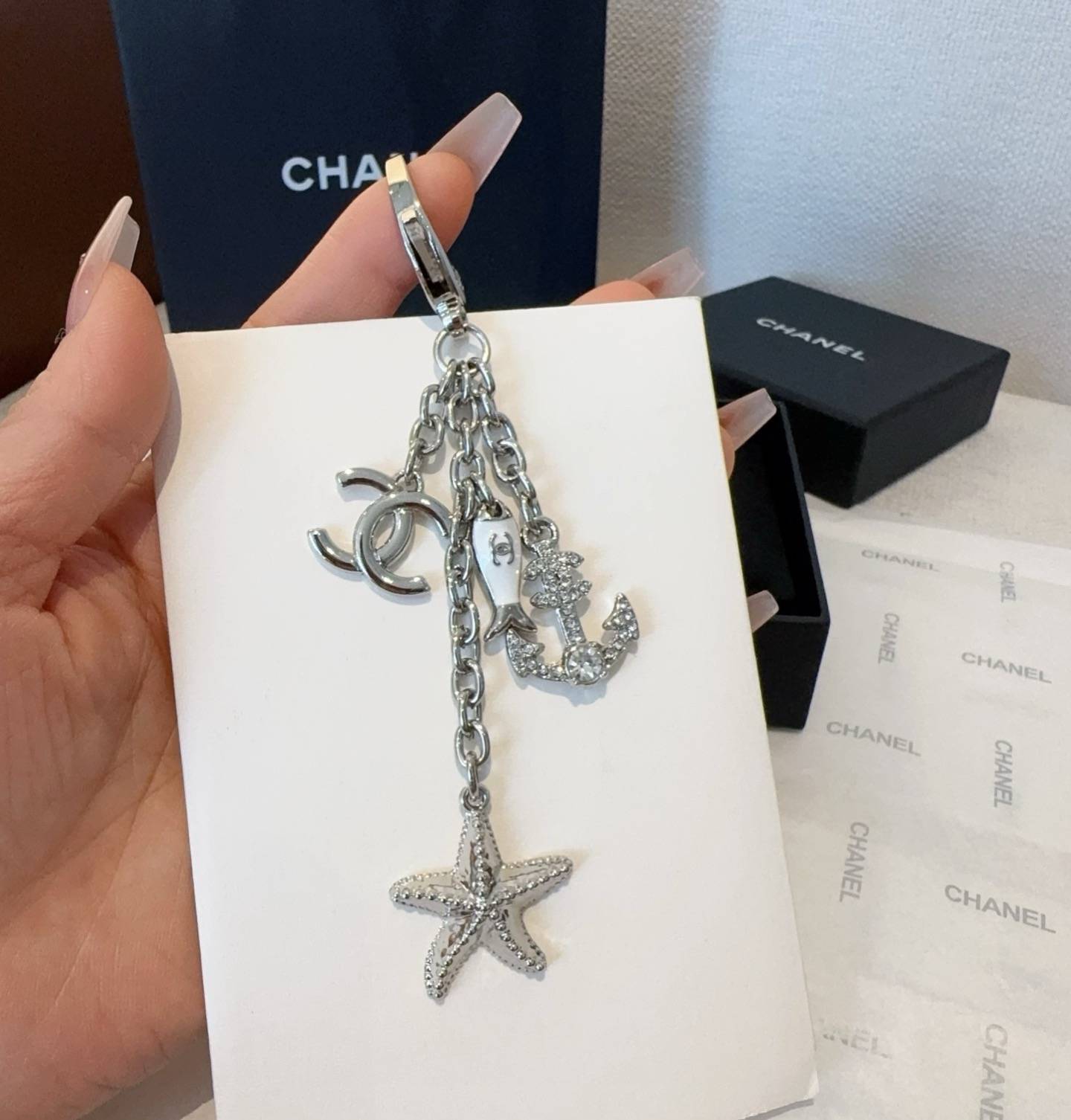 CHANEL シャネル キーホルダー ロゴTシャツ ココマーク フェイクスリーブ シルバー ブラック - 画像 7