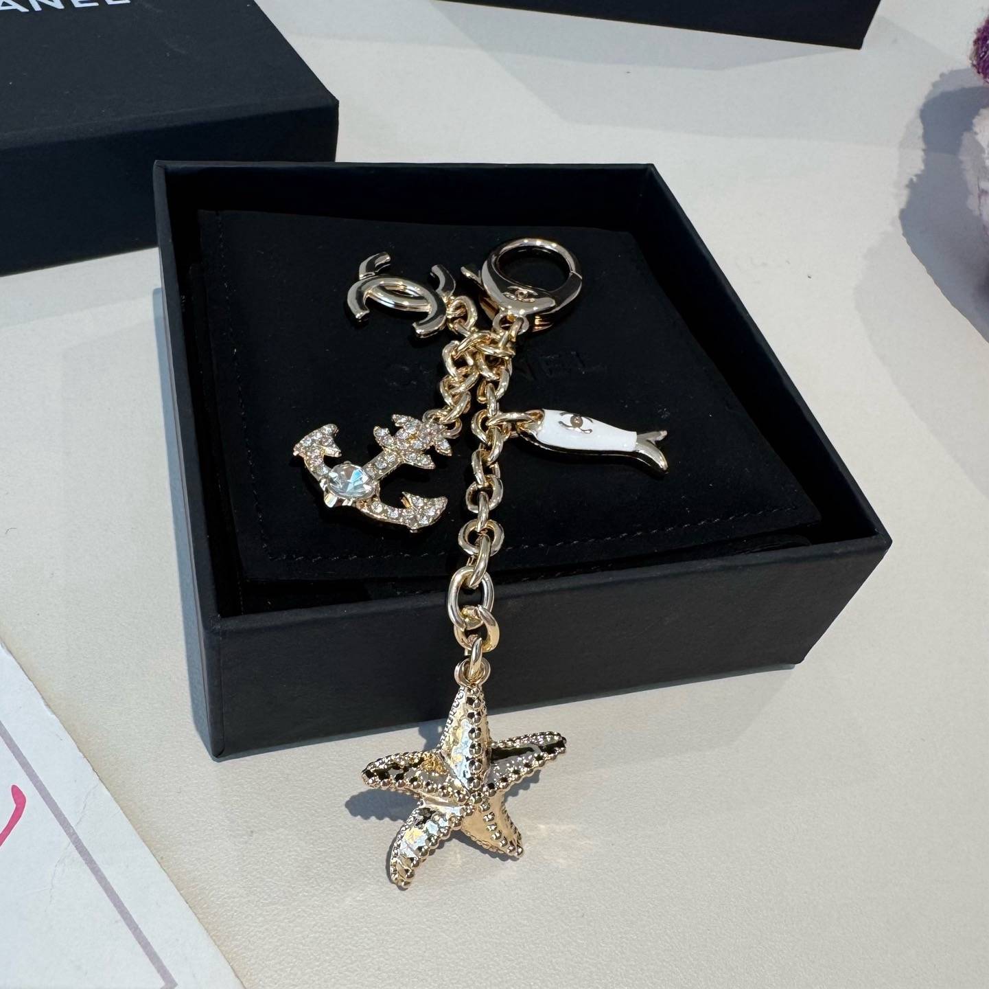 CHANEL シャネル キーホルダー ロゴTシャツ ココマーク バイカラー オフィスカジュアル ホワイト - 画像 2