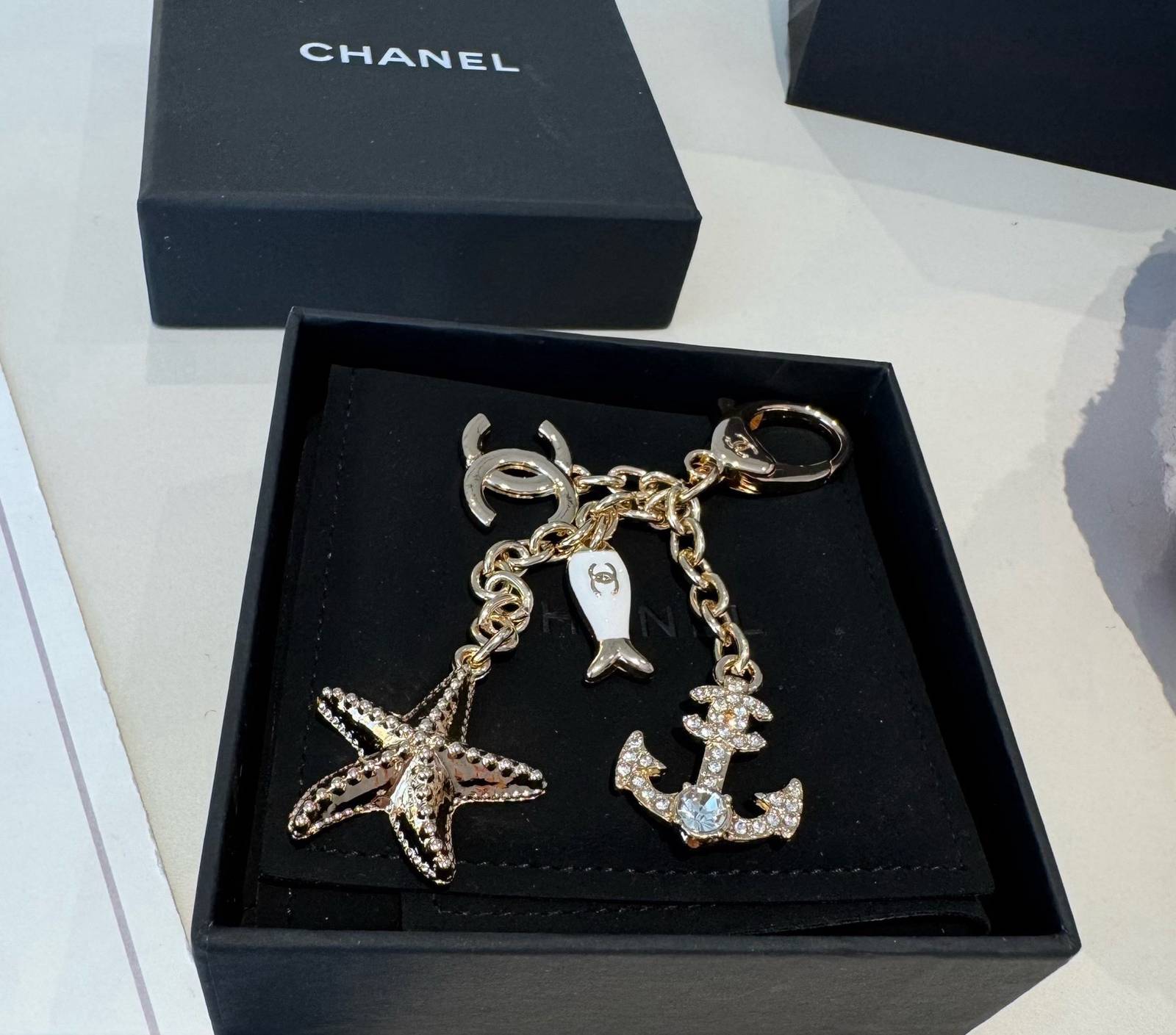CHANEL シャネル キーホルダー ロゴTシャツ ココマーク バイカラー オフィスカジュアル ホワイト - 画像 3