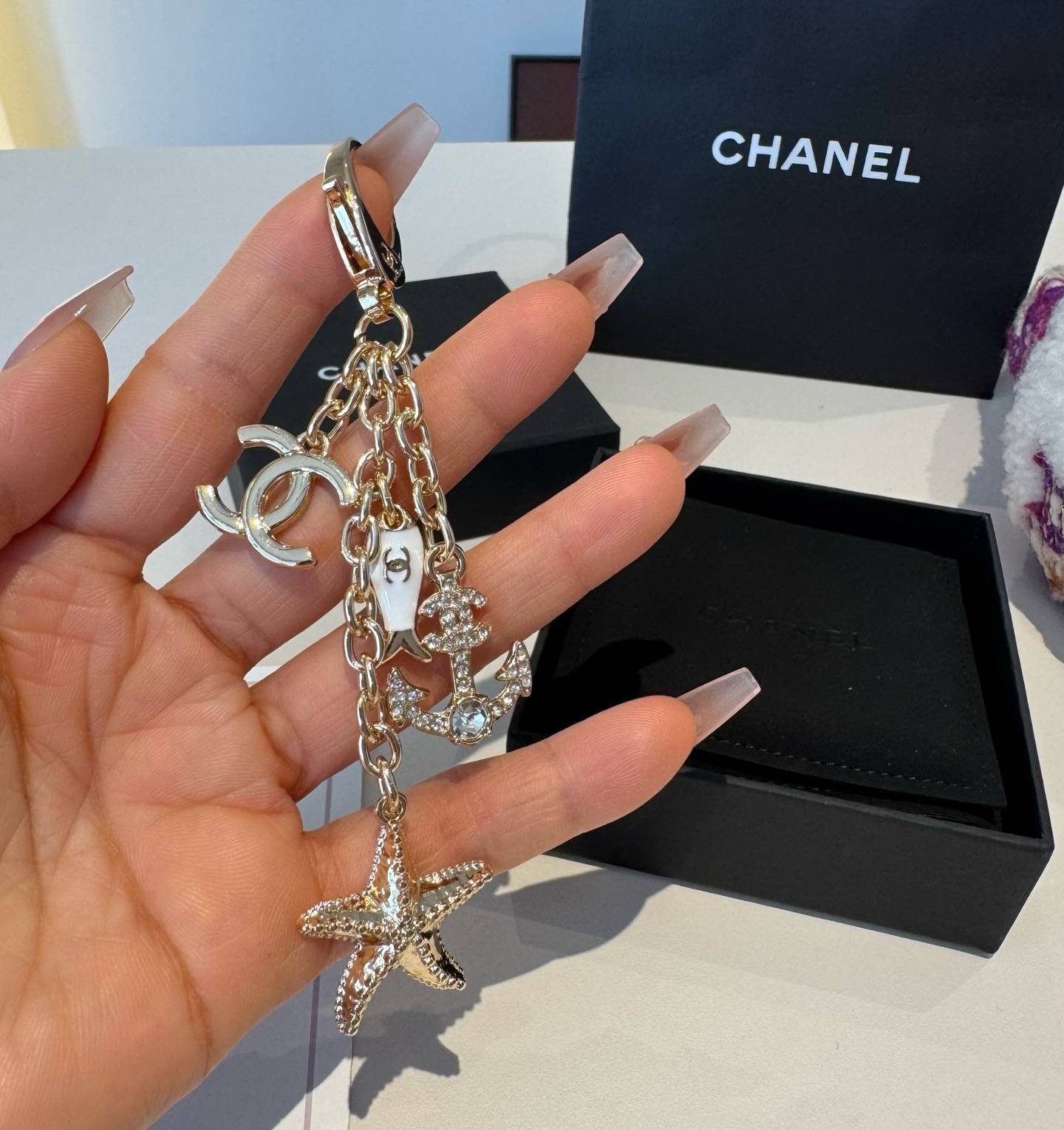 CHANEL シャネル キーホルダー ロゴTシャツ ココマーク バイカラー オフィスカジュアル ホワイト - 画像 5