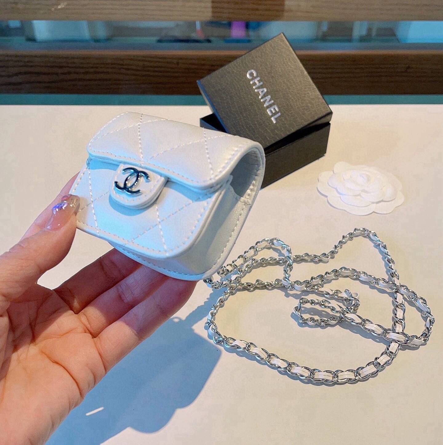 CHANEL シャネル ミニバッグ ブルゾン ロゴTシャツ クルーネック バイカラー ホワイト - 画像 9