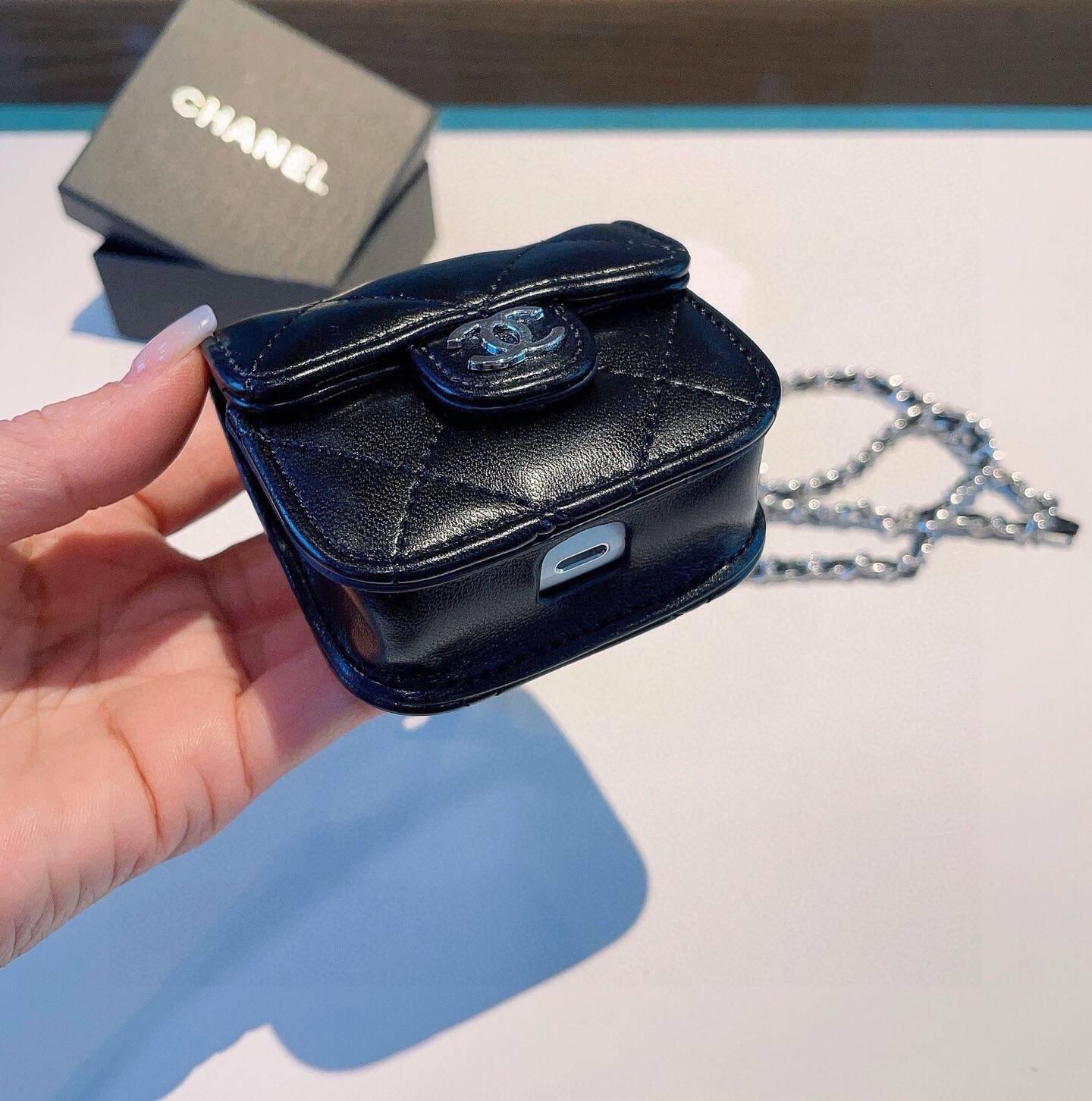 CHANEL シャネル ブルートゥースイヤホンケース レザー シャネル ミニバッグ モチーフ ココマーク チェーン付き ブラック - 画像 3