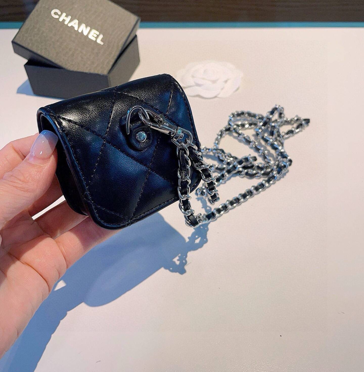 CHANEL シャネル ブルートゥースイヤホンケース レザー シャネル ミニバッグ モチーフ ココマーク チェーン付き ブラック - 画像 7