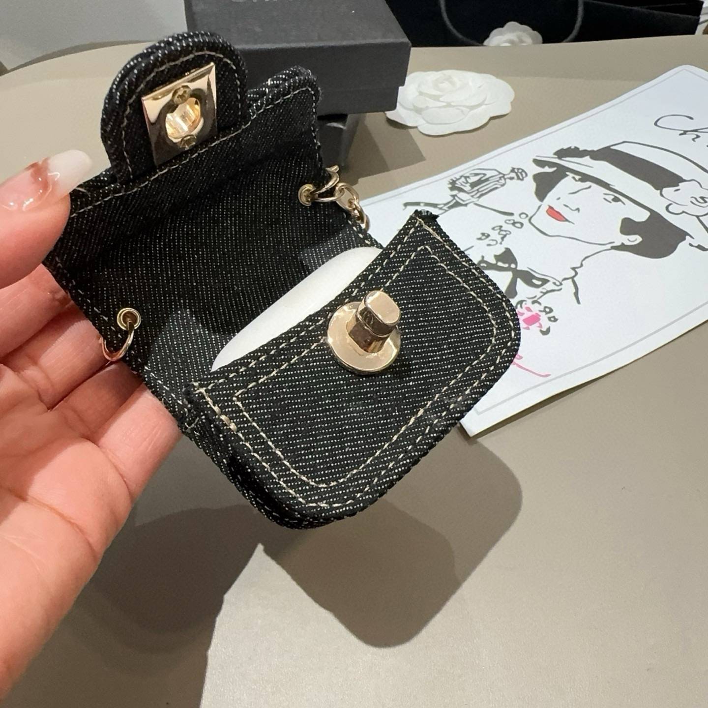 CHANEL シャネル バッグ エアポッドケース ココマーク デニム 黒 ホワイト - 画像 9