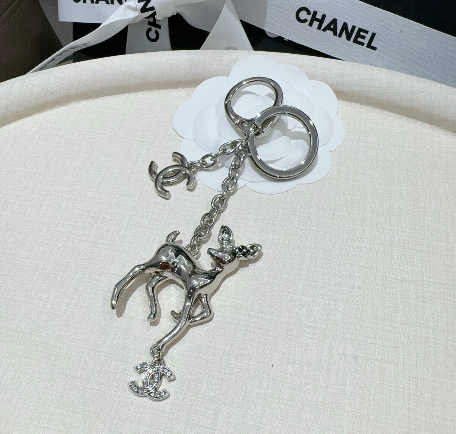 CHANEL シャネル キーホルダー 梅花鹿 ロゴ デザイン フレンチスリーブ ワンピース ホワイト - 画像 2