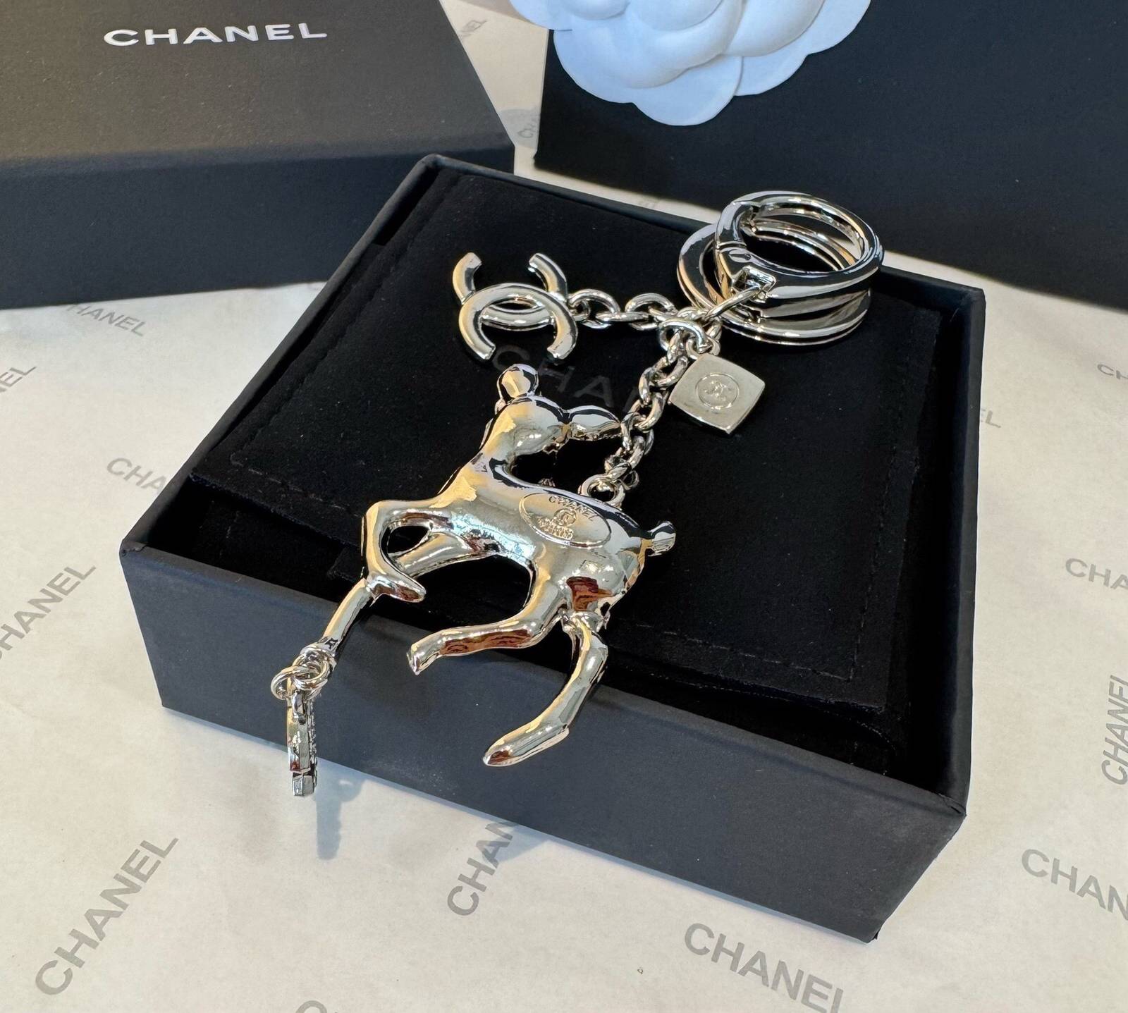 CHANEL シャネル キーホルダー 梅花鹿 ロゴ デザイン フレンチスリーブ ワンピース ホワイト - 画像 3