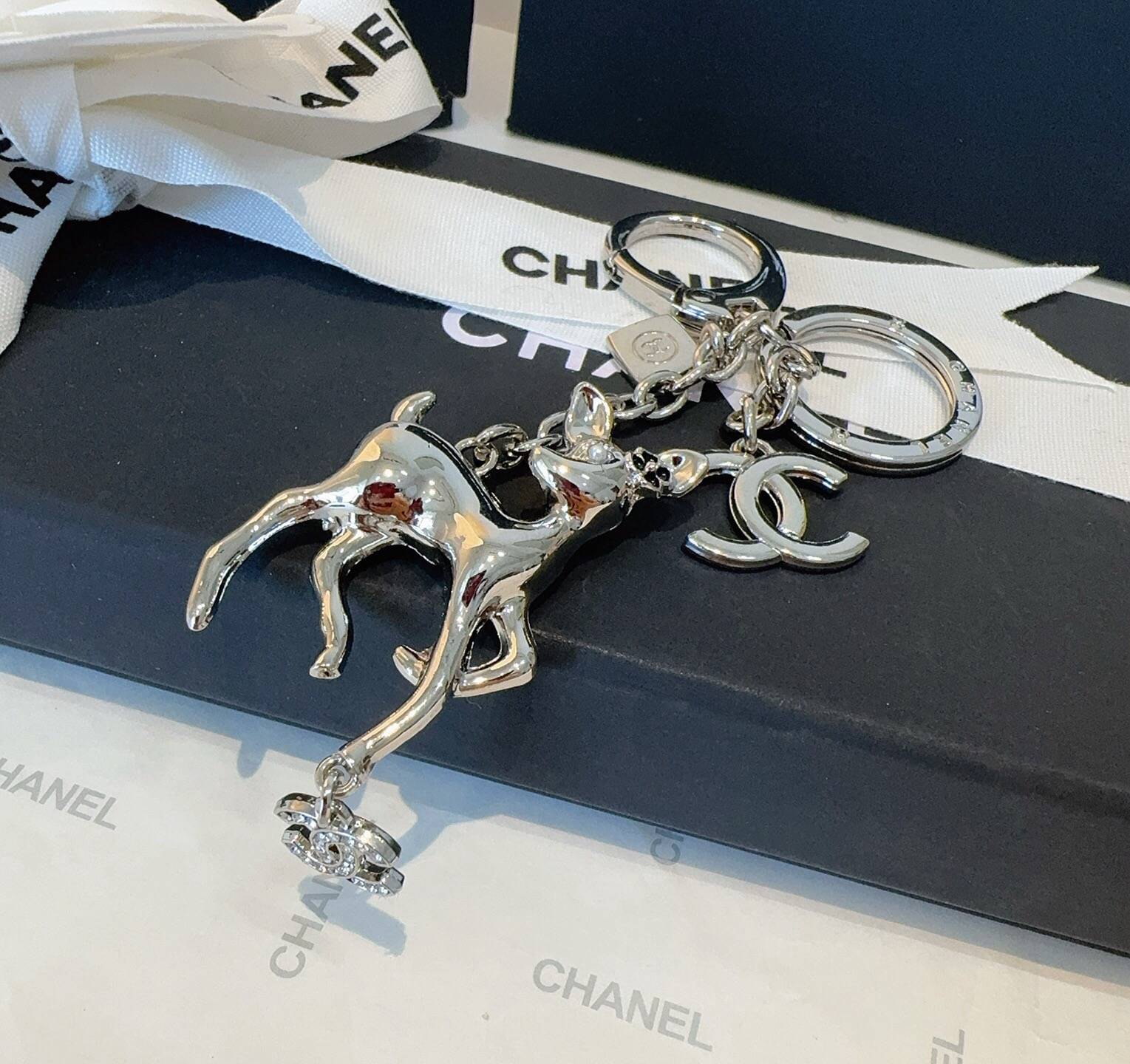 CHANEL シャネル キーホルダー 梅花鹿 ロゴ デザイン フレンチスリーブ ワンピース ホワイト - 画像 4