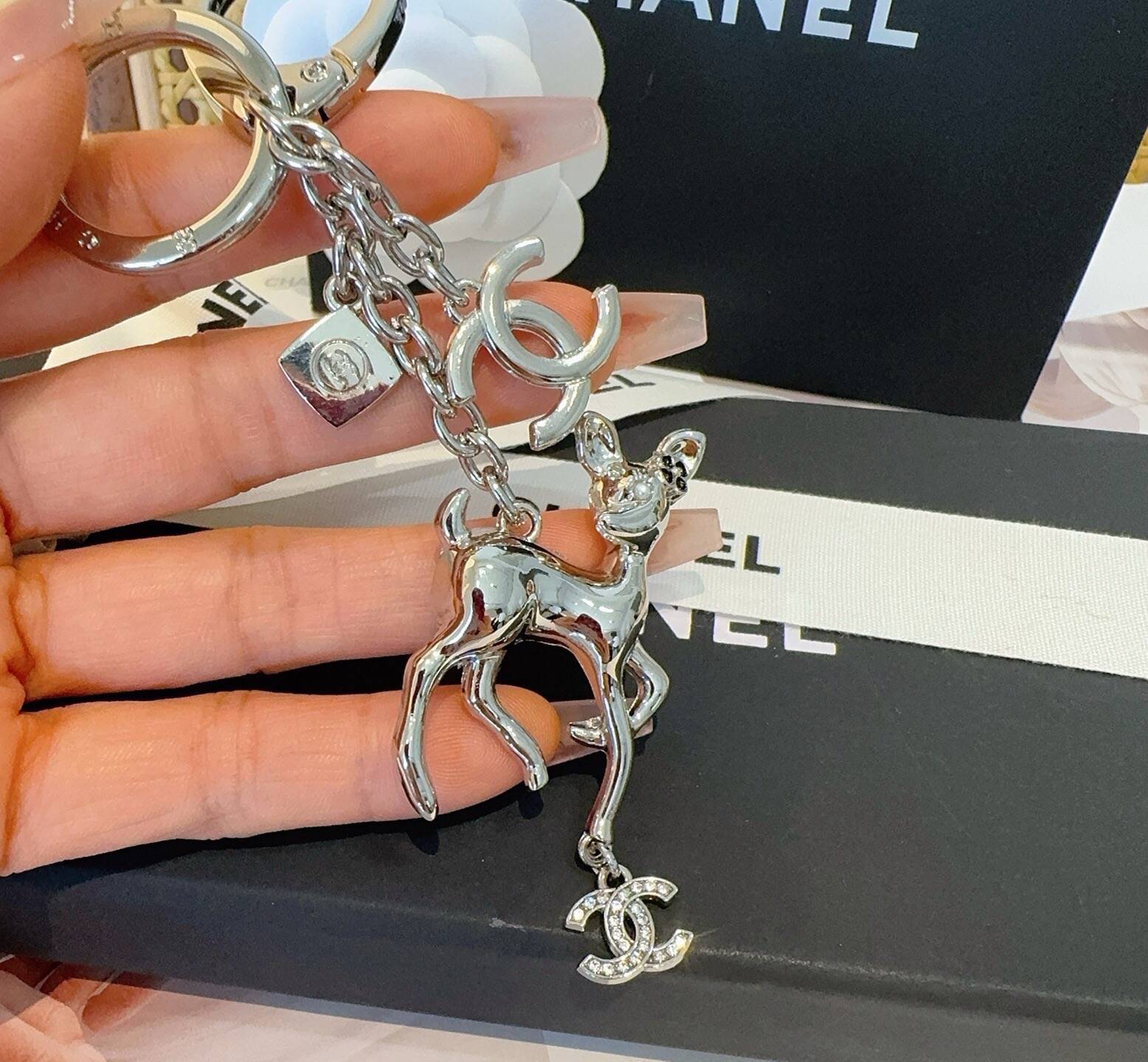 CHANEL シャネル キーホルダー 梅花鹿 ロゴ デザイン フレンチスリーブ ワンピース ホワイト - 画像 5