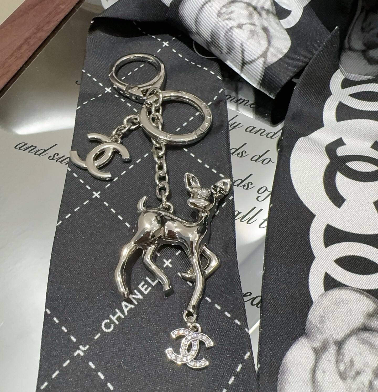 CHANEL シャネル キーホルダー 梅花鹿 ロゴ デザイン フレンチスリーブ ワンピース ホワイト - 画像 7