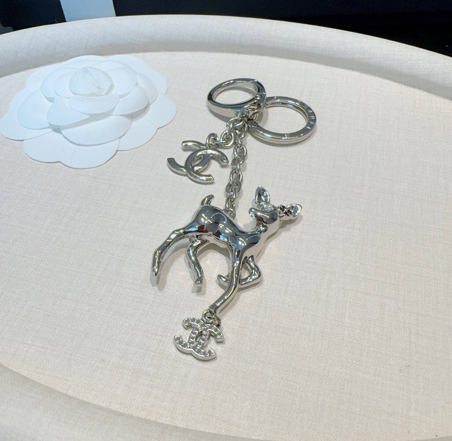 CHANEL シャネル キーホルダー 梅花鹿 ロゴ デザイン フレンチスリーブ ワンピース ホワイト - 画像 8