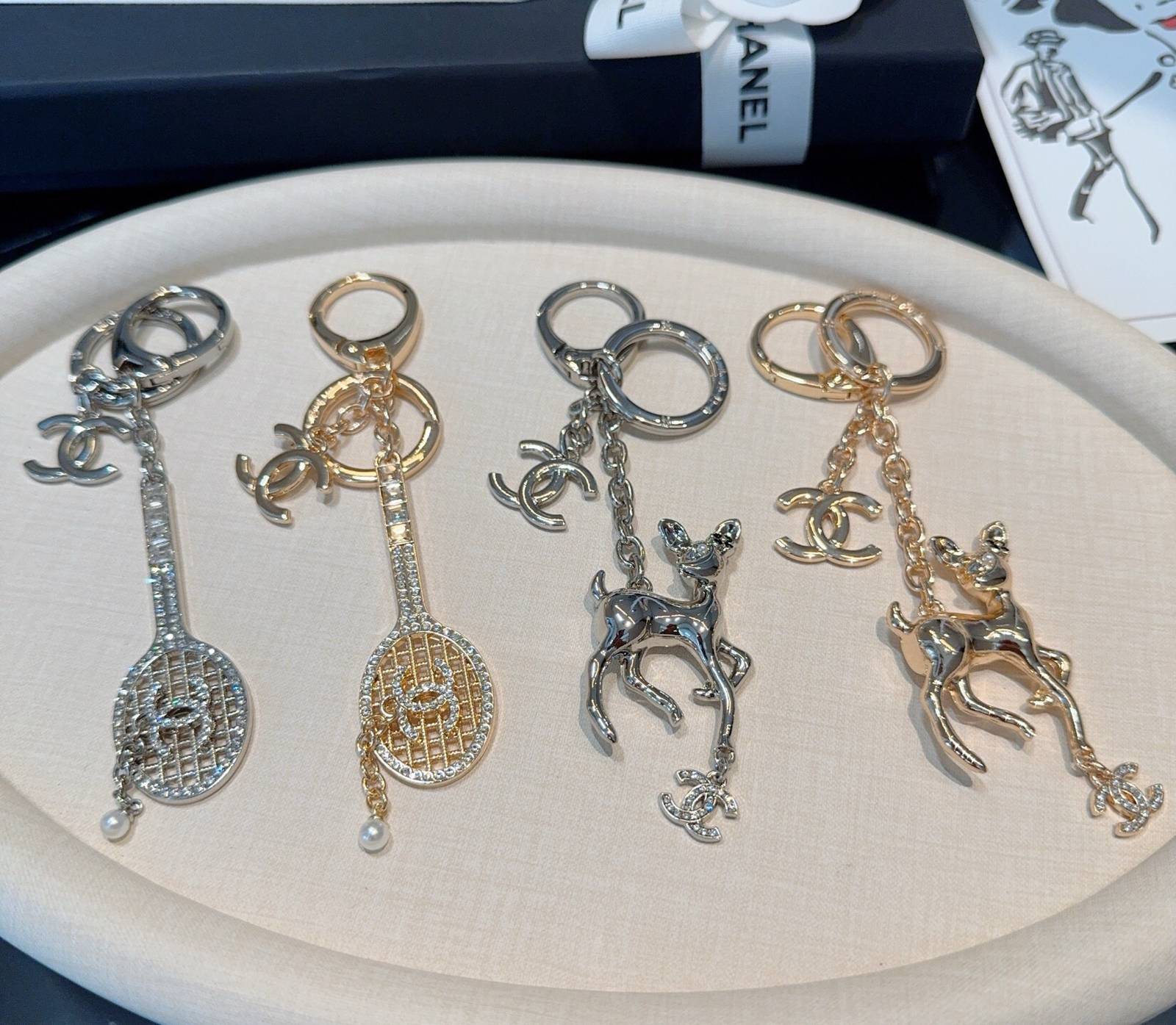 CHANEL シャネル キーホルダー 梅花鹿 ロゴ デザイン フレンチスリーブ ワンピース ホワイト - 画像 9
