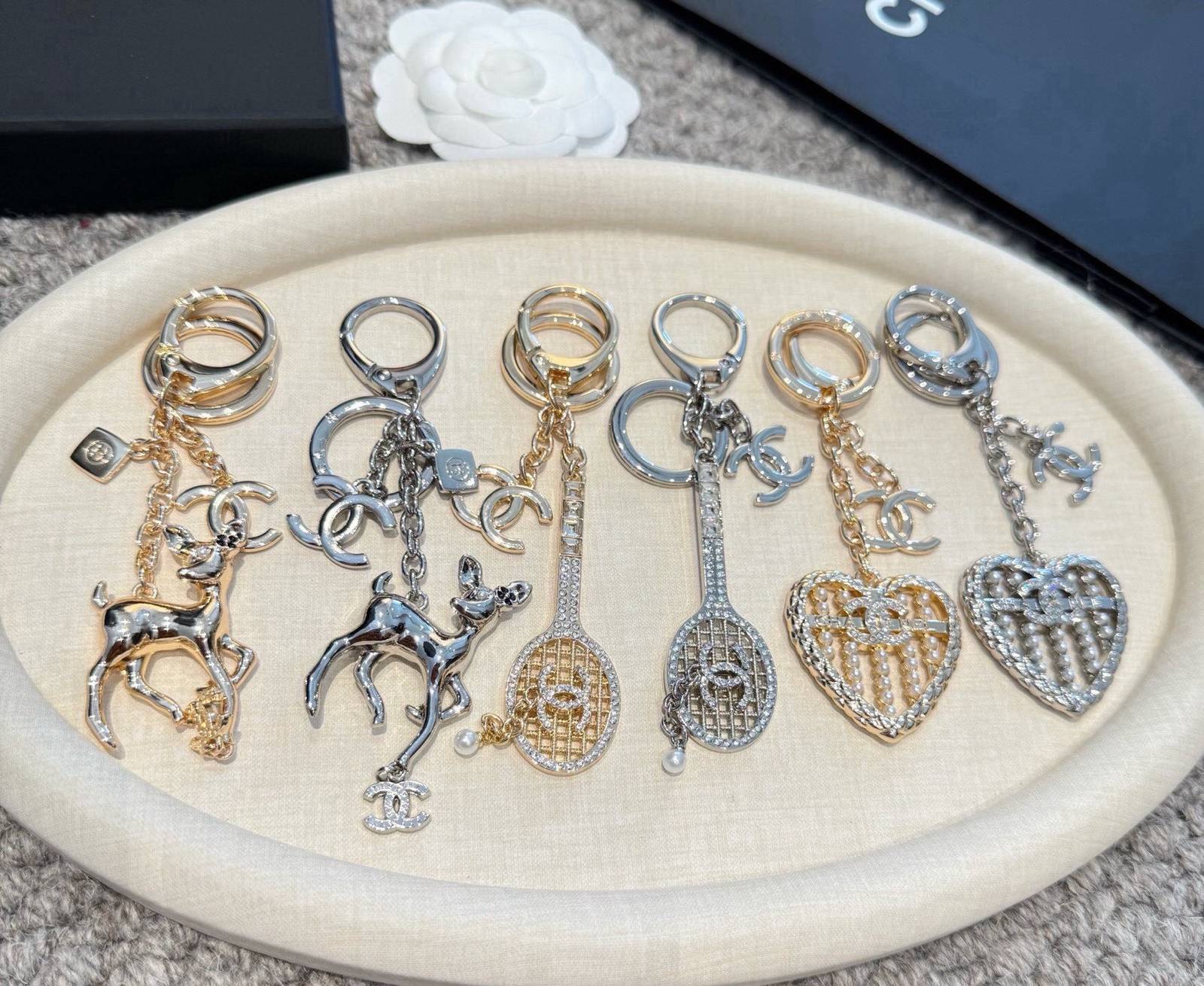 CHANEL シャネル キーホルダー 梅花鹿 ロゴ デザイン フレンチスリーブ ワンピース ホワイト - 画像 10