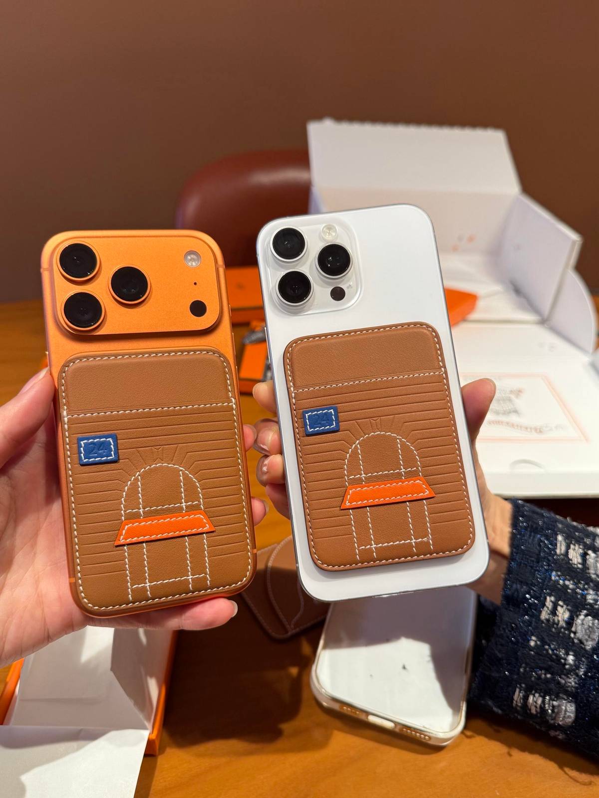HERMES 愛馬仕 iPhone 18シリーズ対応 iPhoneケース スマホケース レディース ロゴ入り カード収納 ベージュ - 画像 3