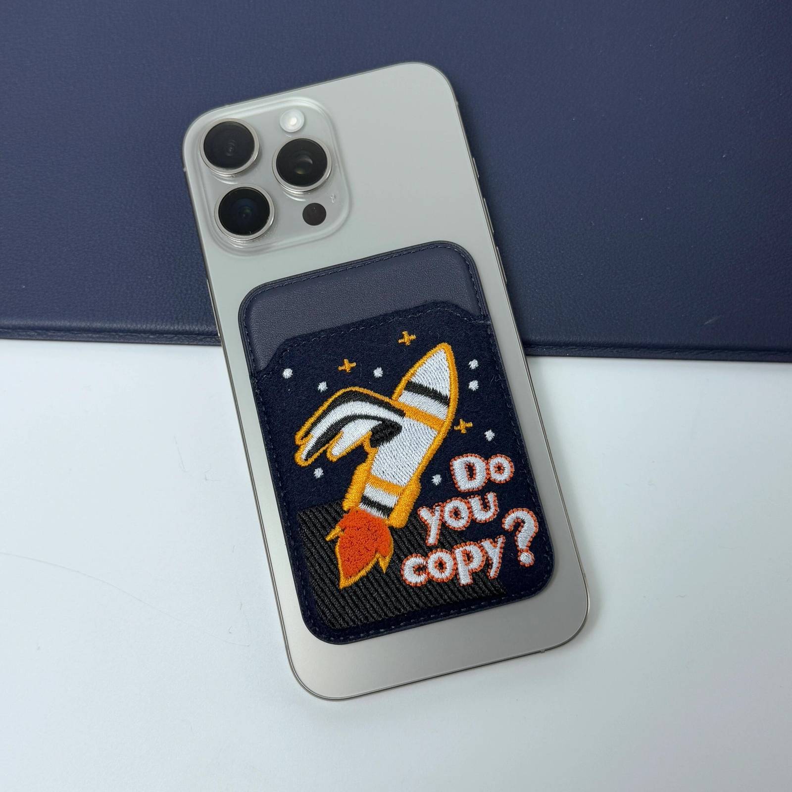 HERMES 愛馬仕 iPhone 18シリーズ対応 iPhoneケース スマホケース レディース ロゴ入り カード収納 マグセーフ対応 藏青色 - 画像 5