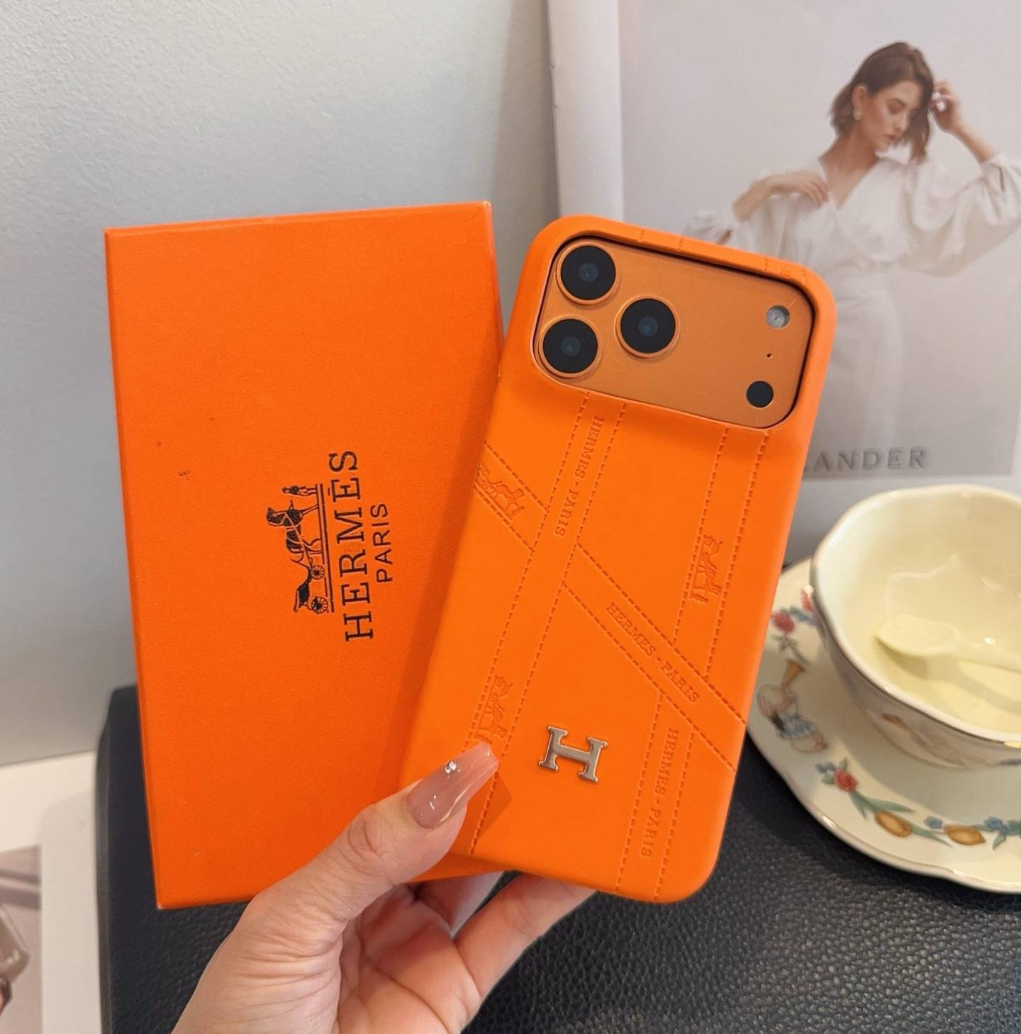 Hermes アルマーニ iPhone 18シリーズ対応 iPhoneケース スマホケース レディース ロゴ入り オレンジ