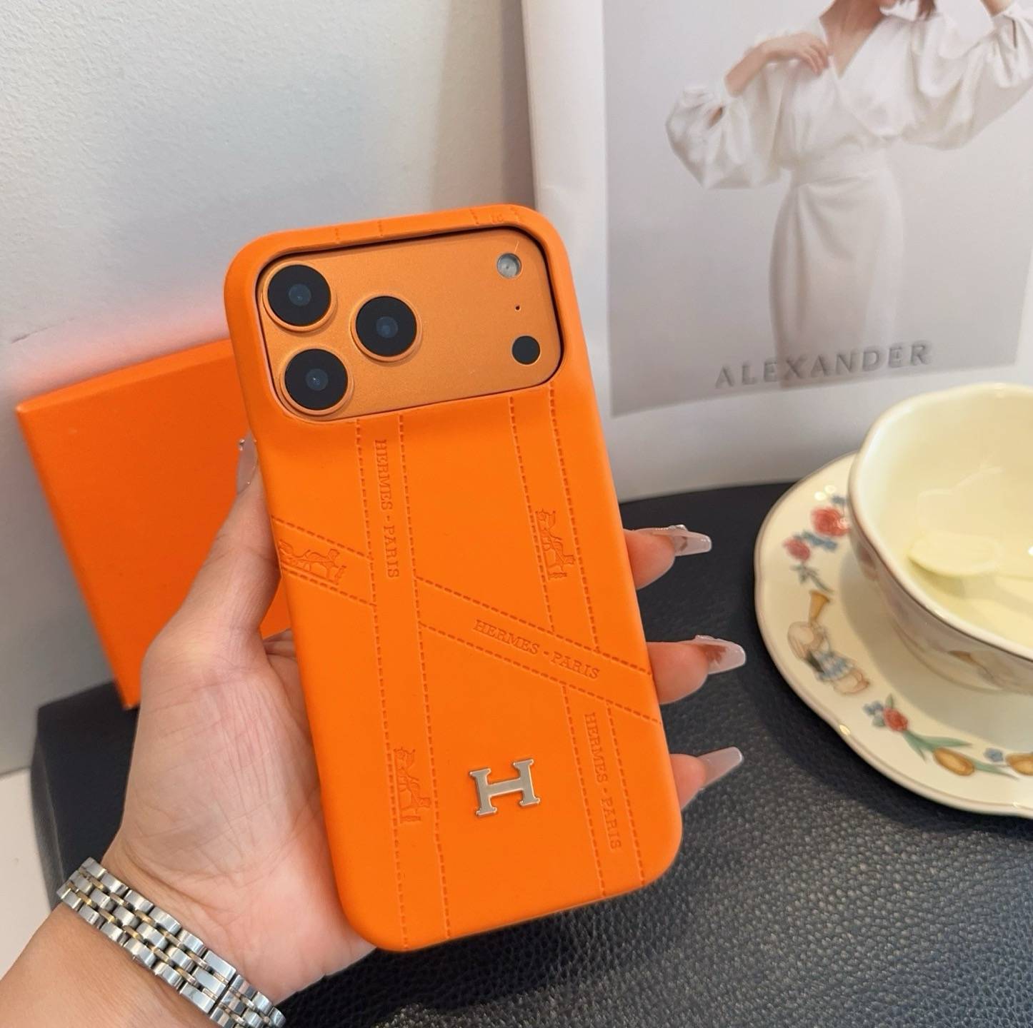 Hermes アルマーニ iPhone 18シリーズ対応 iPhoneケース スマホケース レディース ロゴ入り オレンジ - 画像 2