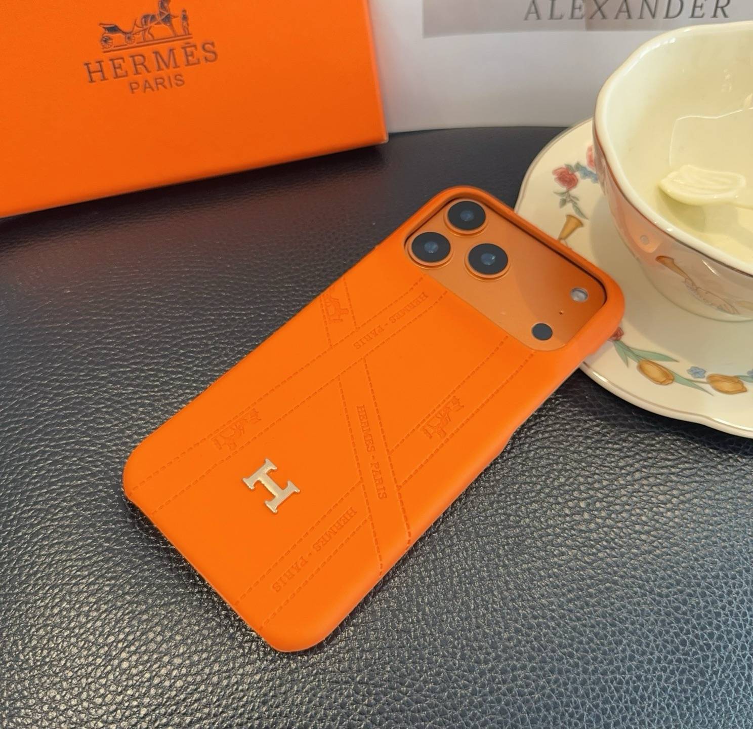 Hermes アルマーニ iPhone 18シリーズ対応 iPhoneケース スマホケース レディース ロゴ入り オレンジ - 画像 5