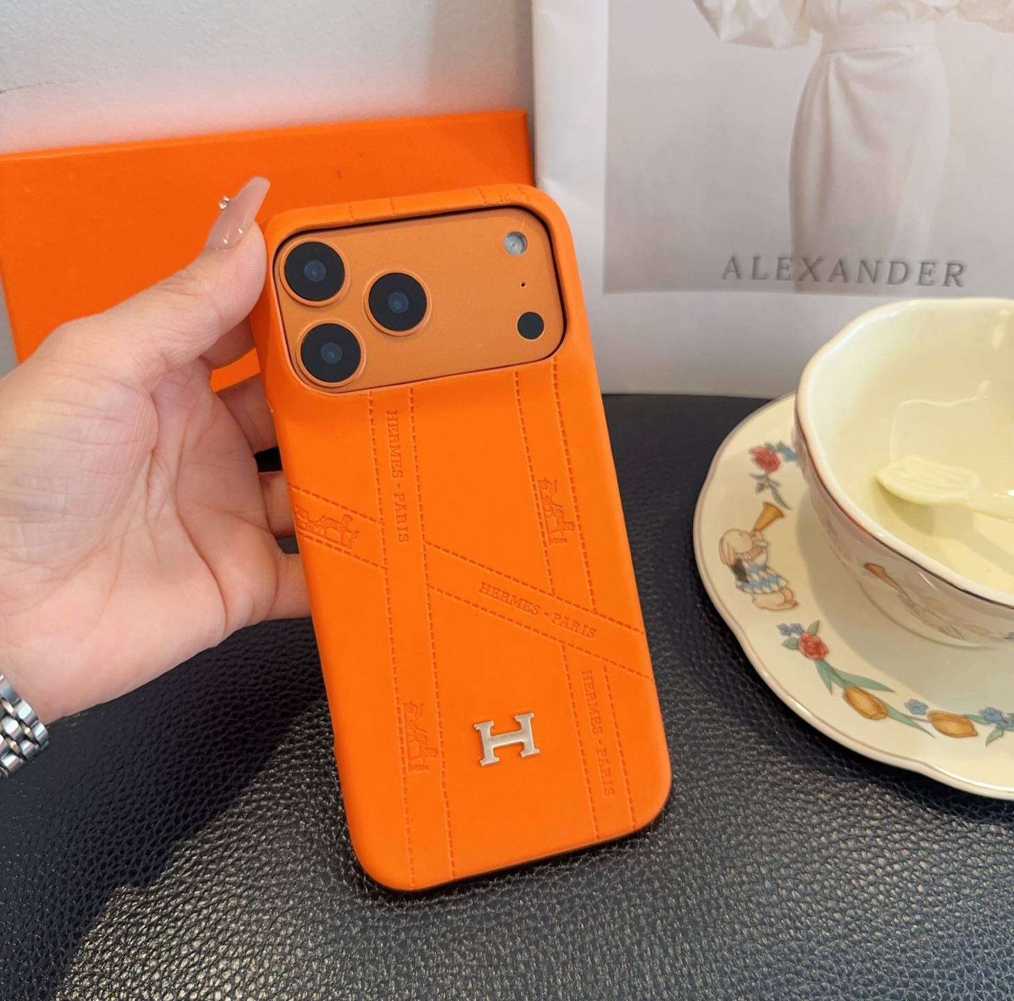 Hermes アルマーニ iPhone 18シリーズ対応 iPhoneケース スマホケース レディース ロゴ入り オレンジ - 画像 6