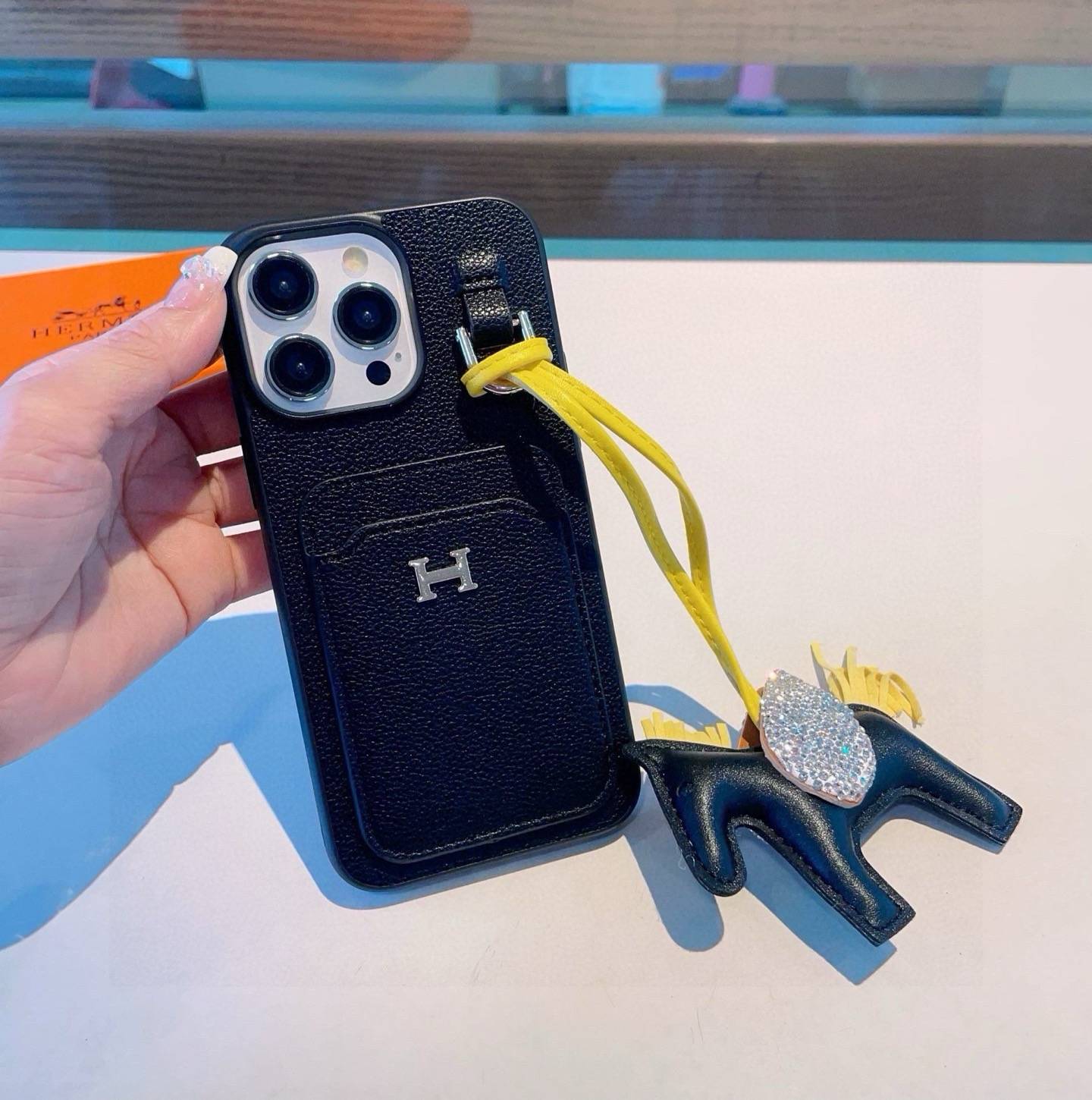 HERMES アルマ ポケット iPhone 18シリーズ対応 iPhoneケース スマホケース レディース ロゴ入り 手帳型 カード収納 - 画像 3