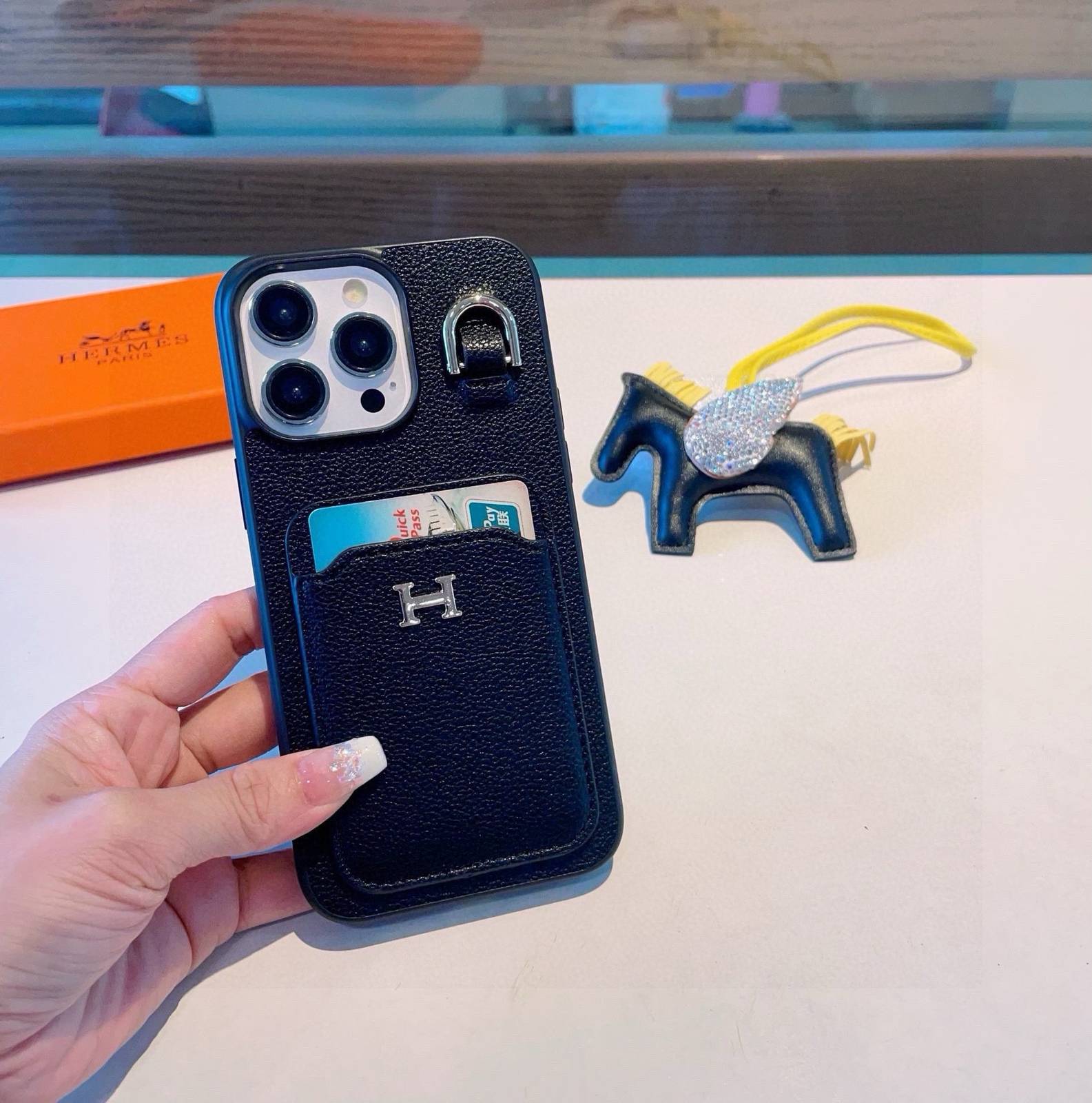HERMES アルマ ポケット iPhone 18シリーズ対応 iPhoneケース スマホケース レディース ロゴ入り 手帳型 カード収納 - 画像 8