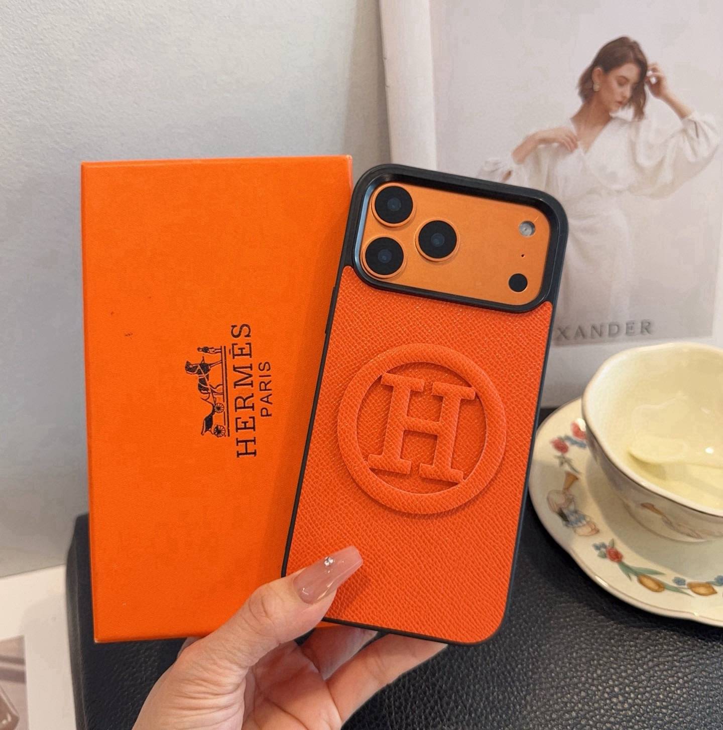 Hermes アルマーニ iPhone 18シリーズ対応 iPhoneケース スマホケース レディース ロゴ付き オレンジ - 画像 2