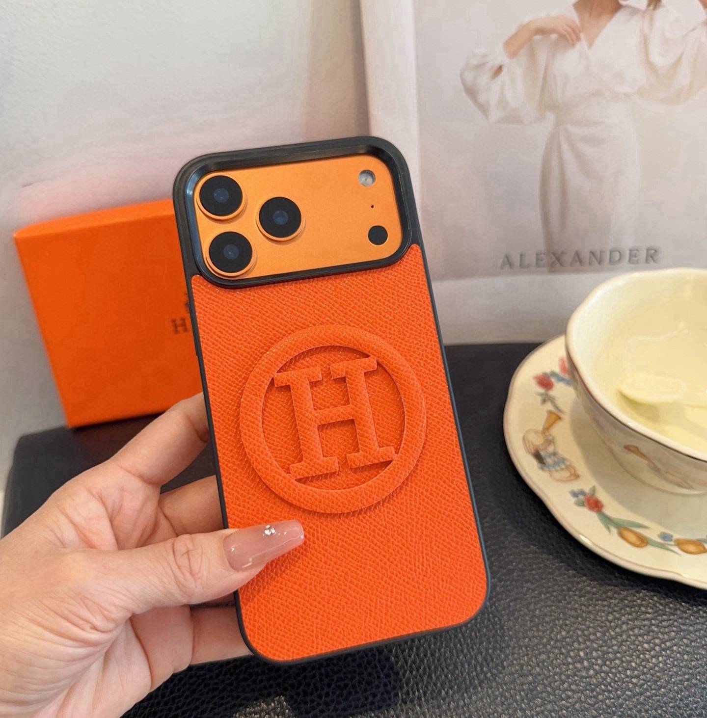 Hermes アルマーニ iPhone 18シリーズ対応 iPhoneケース スマホケース レディース ロゴ付き オレンジ - 画像 5