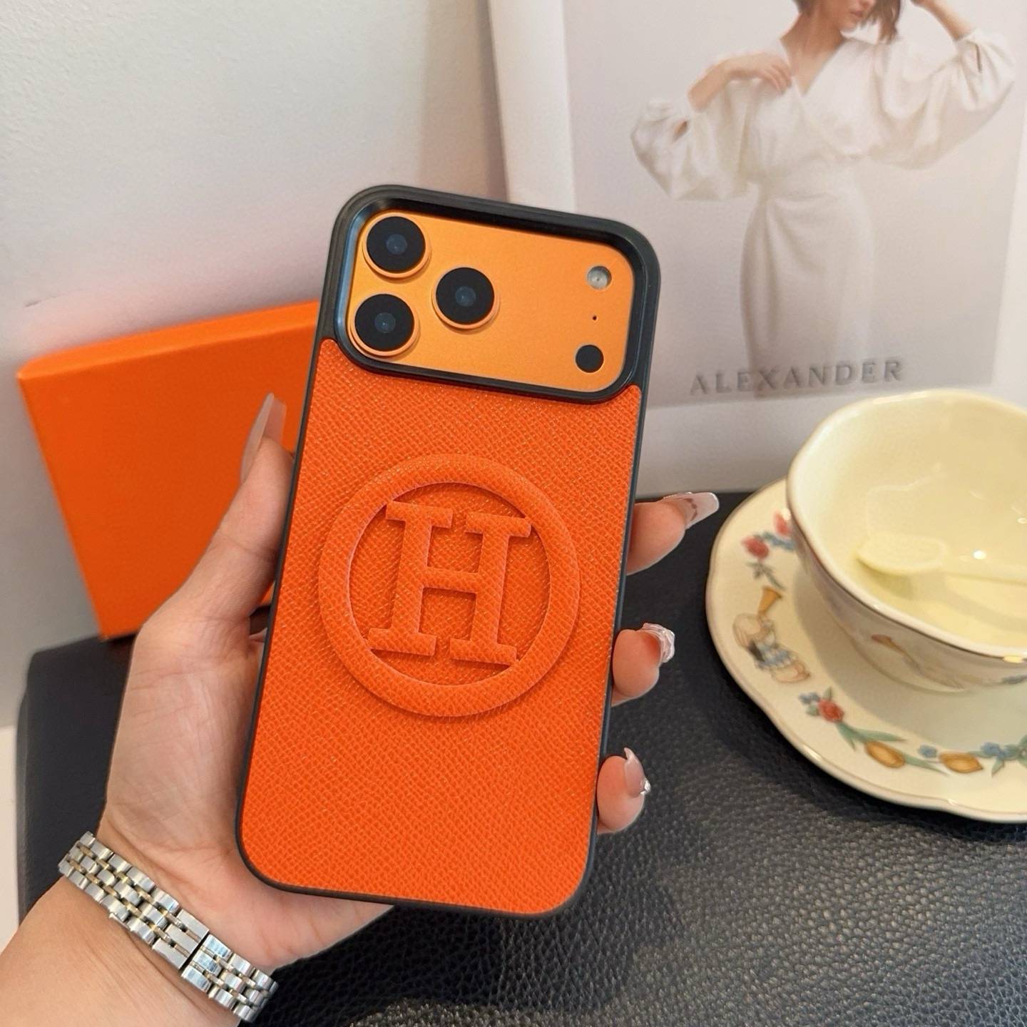Hermes アルマーニ iPhone 18シリーズ対応 iPhoneケース スマホケース レディース ロゴ付き オレンジ - 画像 6