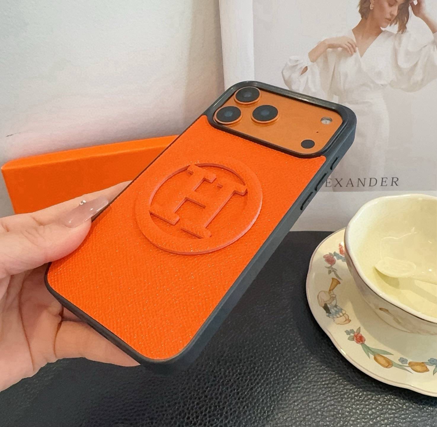 Hermes アルマーニ iPhone 18シリーズ対応 iPhoneケース スマホケース レディース ロゴ付き オレンジ - 画像 8