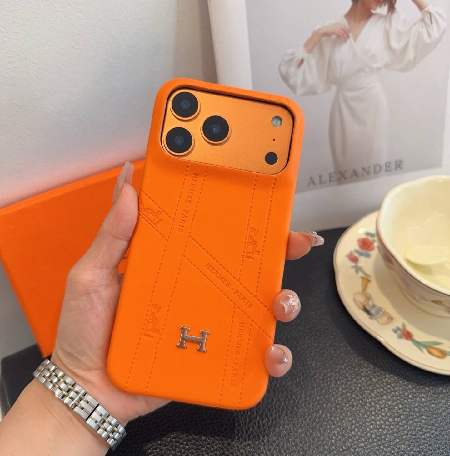 HERMES アルマーニ iPhone 18シリーズ対応 iPhoneケース スマホケース レディース ロゴ入り オレンジ - 画像 3