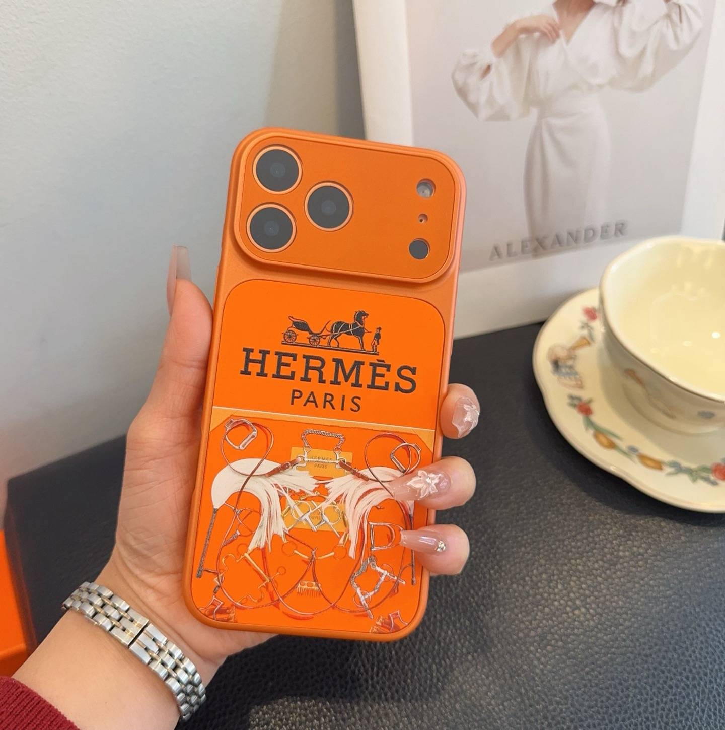 HERMES ヘルメス iPhone 18シリーズ対応 iPhoneケース スマホケース レディース ロゴ入り スタイリッシュ 橙色 - 画像 3
