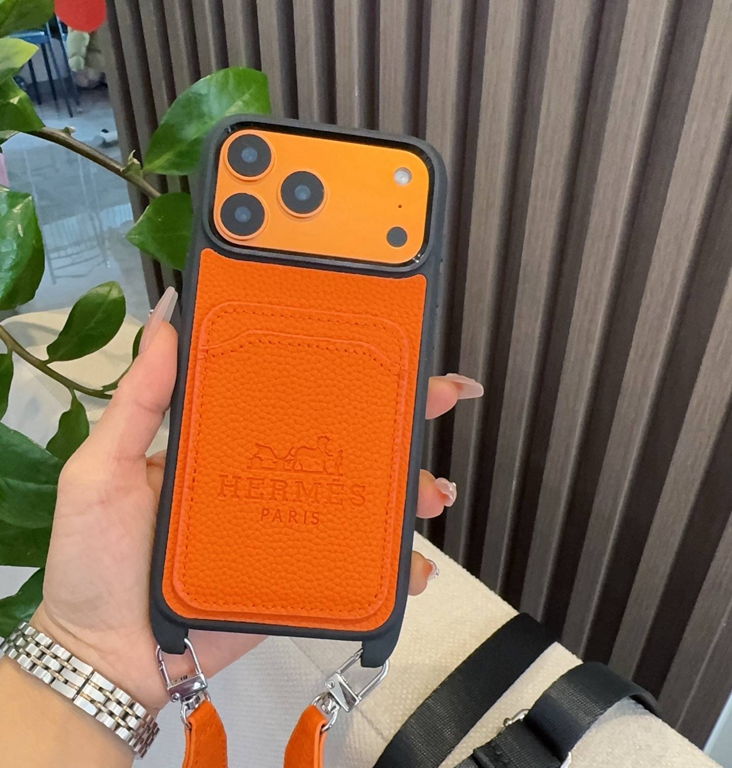 HERMES 愛馬仕 iPhone 18シリーズ対応 iPhoneケース スマホケース レディース ロゴ入り カード収納付き ショルダー付き オレンジ - 画像 2