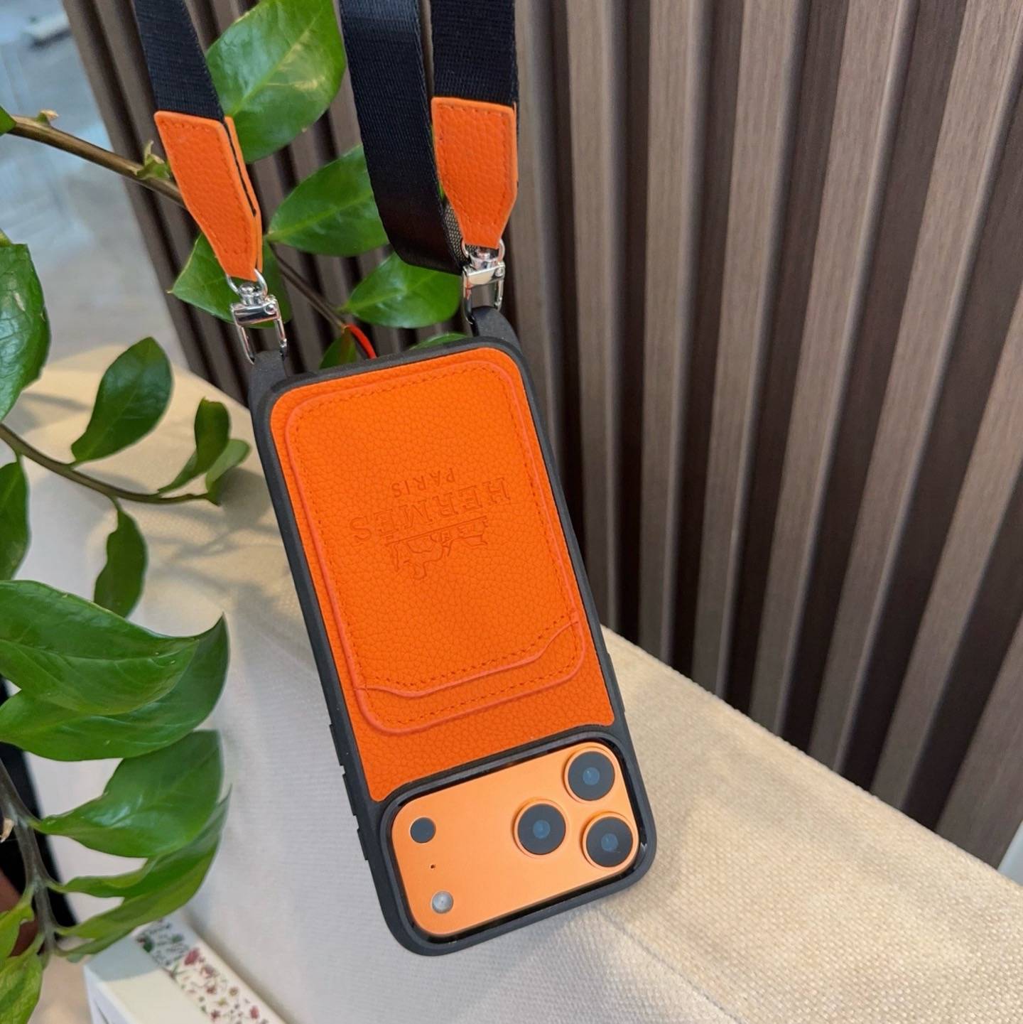 HERMES 愛馬仕 iPhone 18シリーズ対応 iPhoneケース スマホケース レディース ロゴ入り カード収納付き ショルダー付き オレンジ - 画像 3