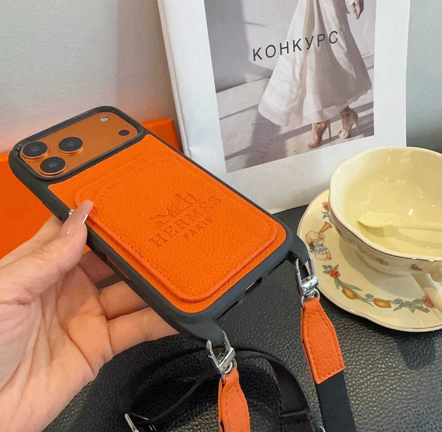 HERMES 愛馬仕 iPhone 18シリーズ対応 iPhoneケース スマホケース レディース ロゴ入り カード収納付き ショルダー付き オレンジ - 画像 6